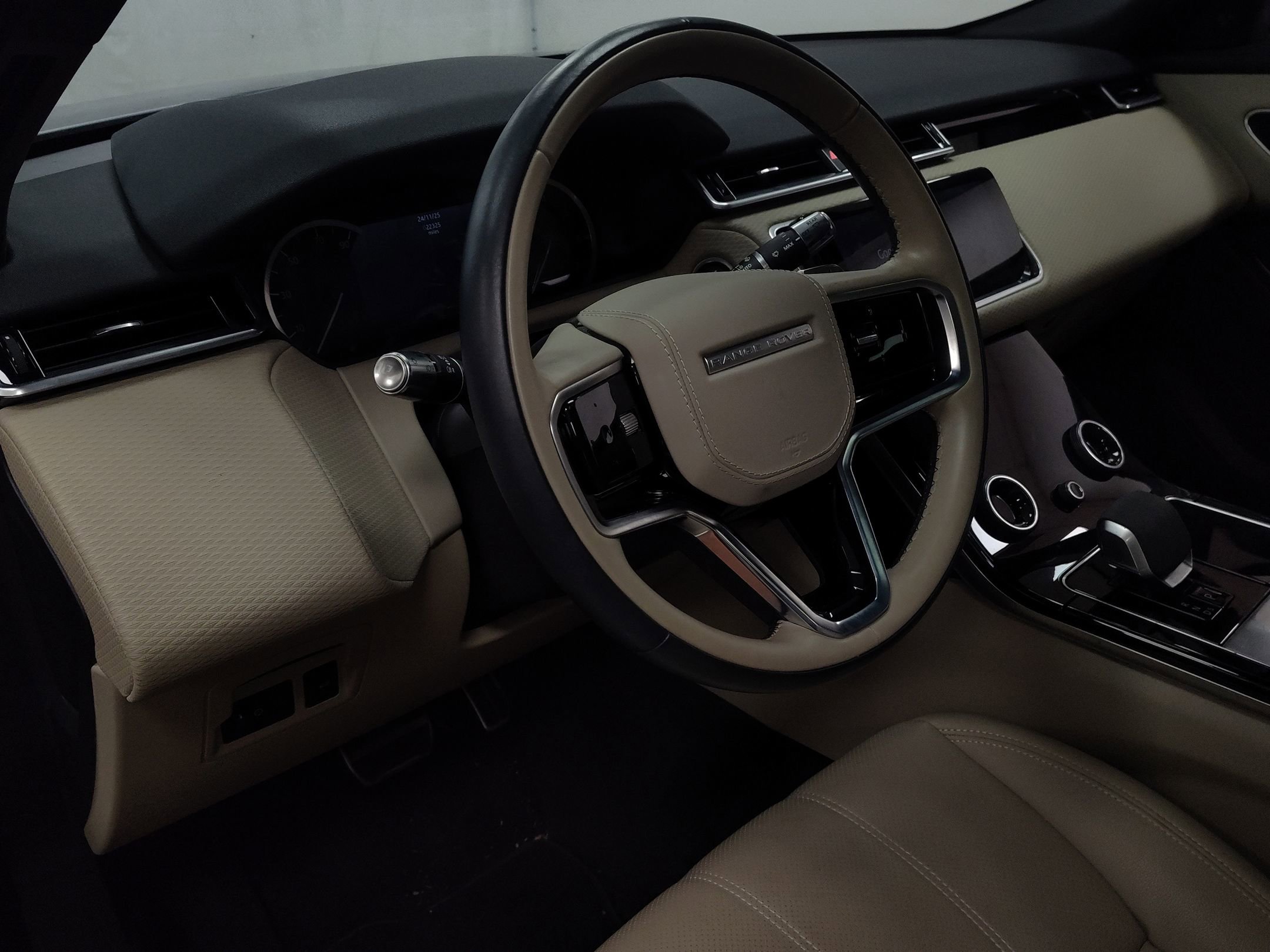 2023 Land Rover Range Rover Velar R-Dynamic S photo 4