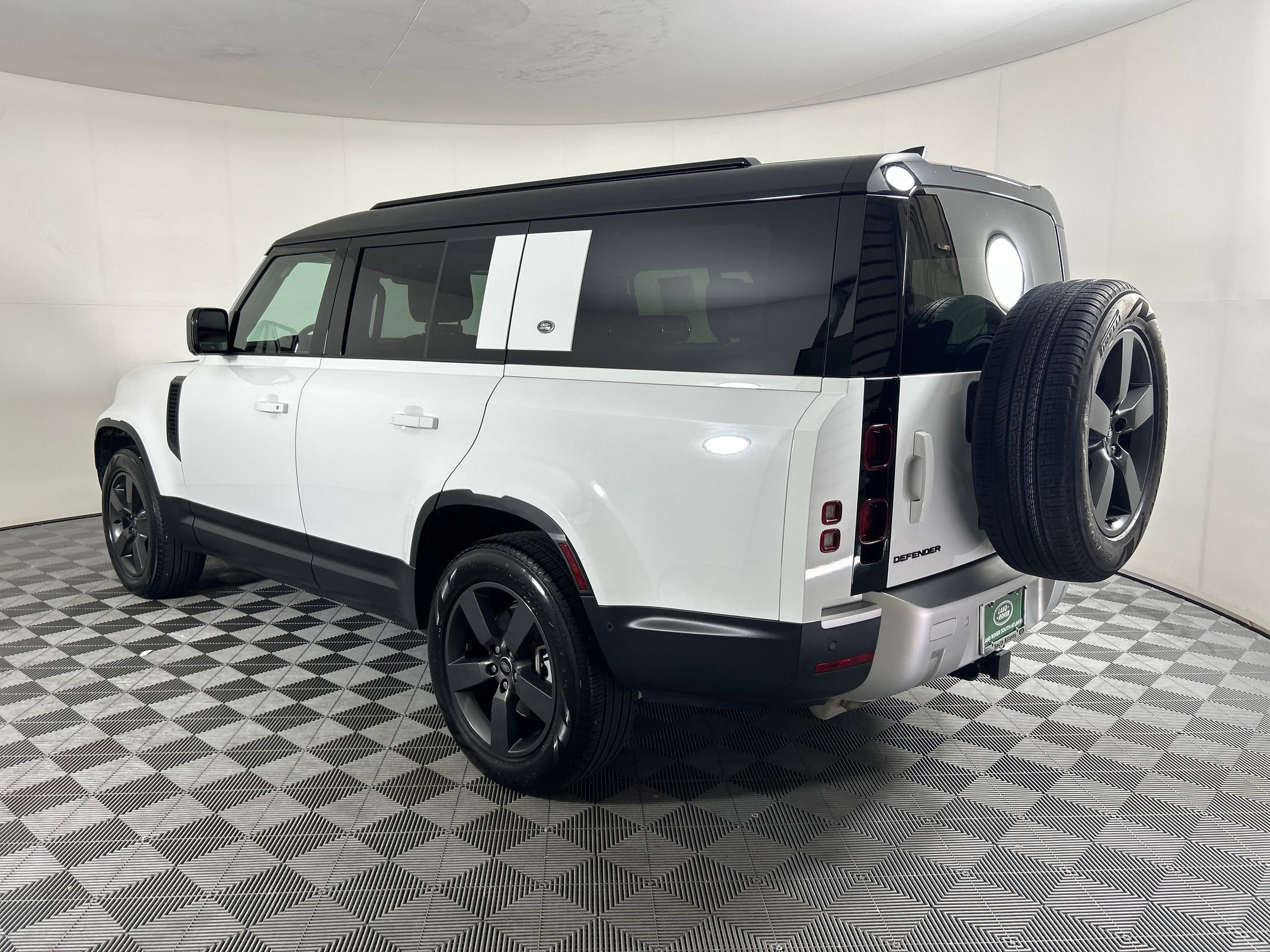 2023 Land Rover Defender S photo 2