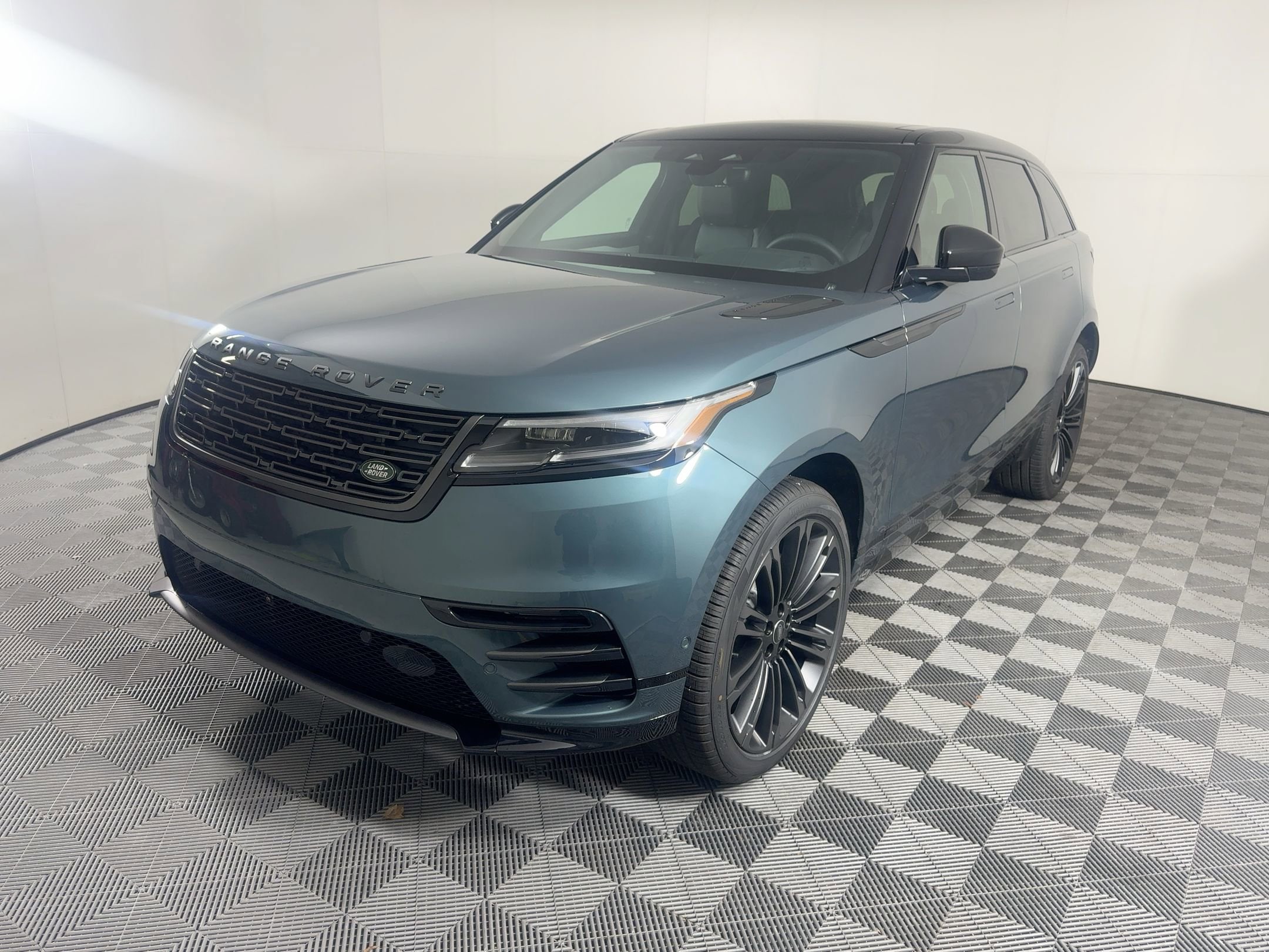 2026 Land Rover Range Rover Velar Dynamic SE's photo