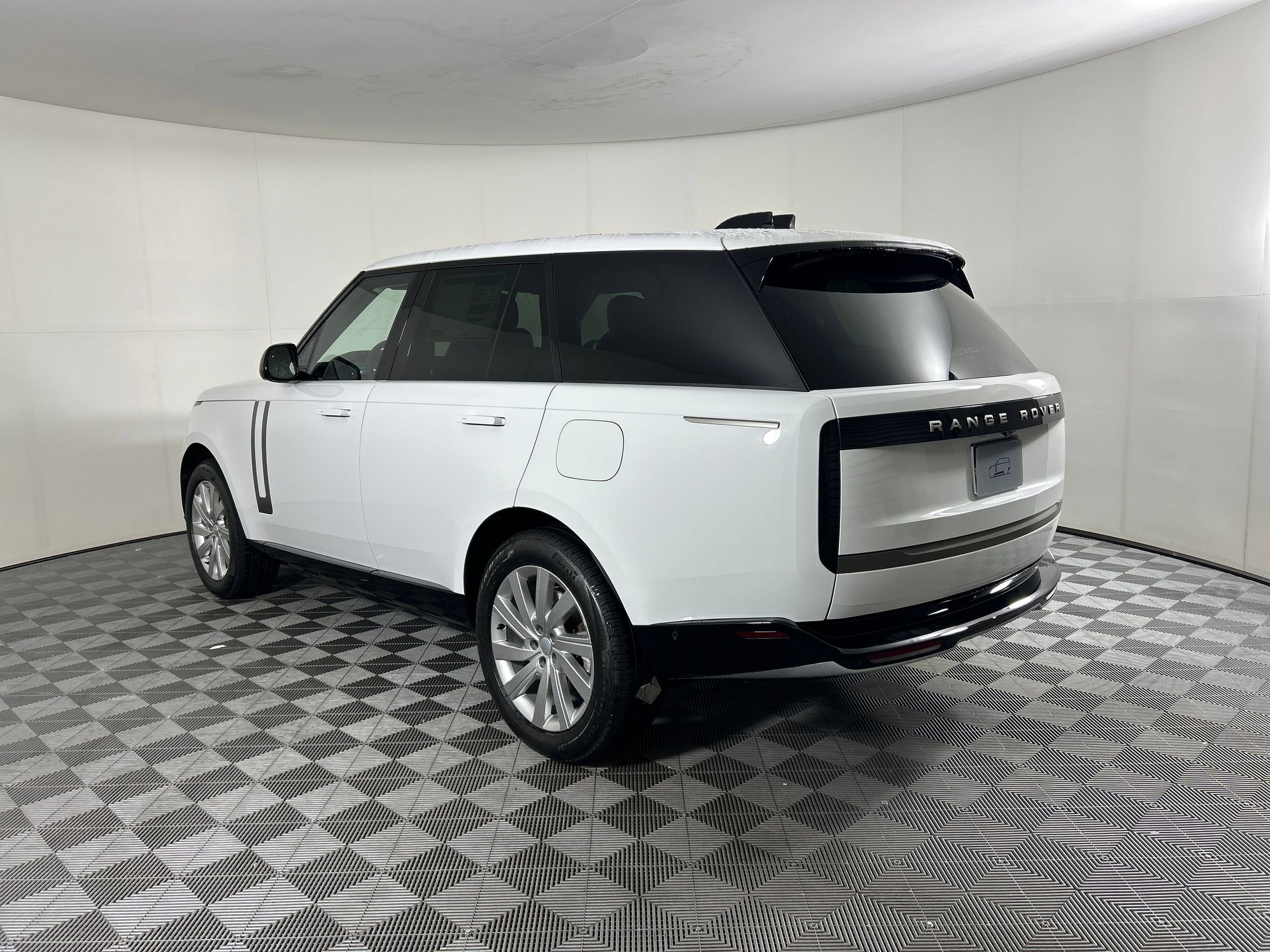 2025 Land Rover Range Rover SE photo 2
