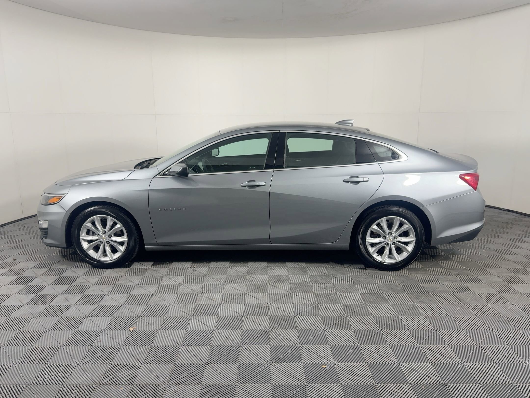 2024 Chevrolet Malibu 1LT photo 2