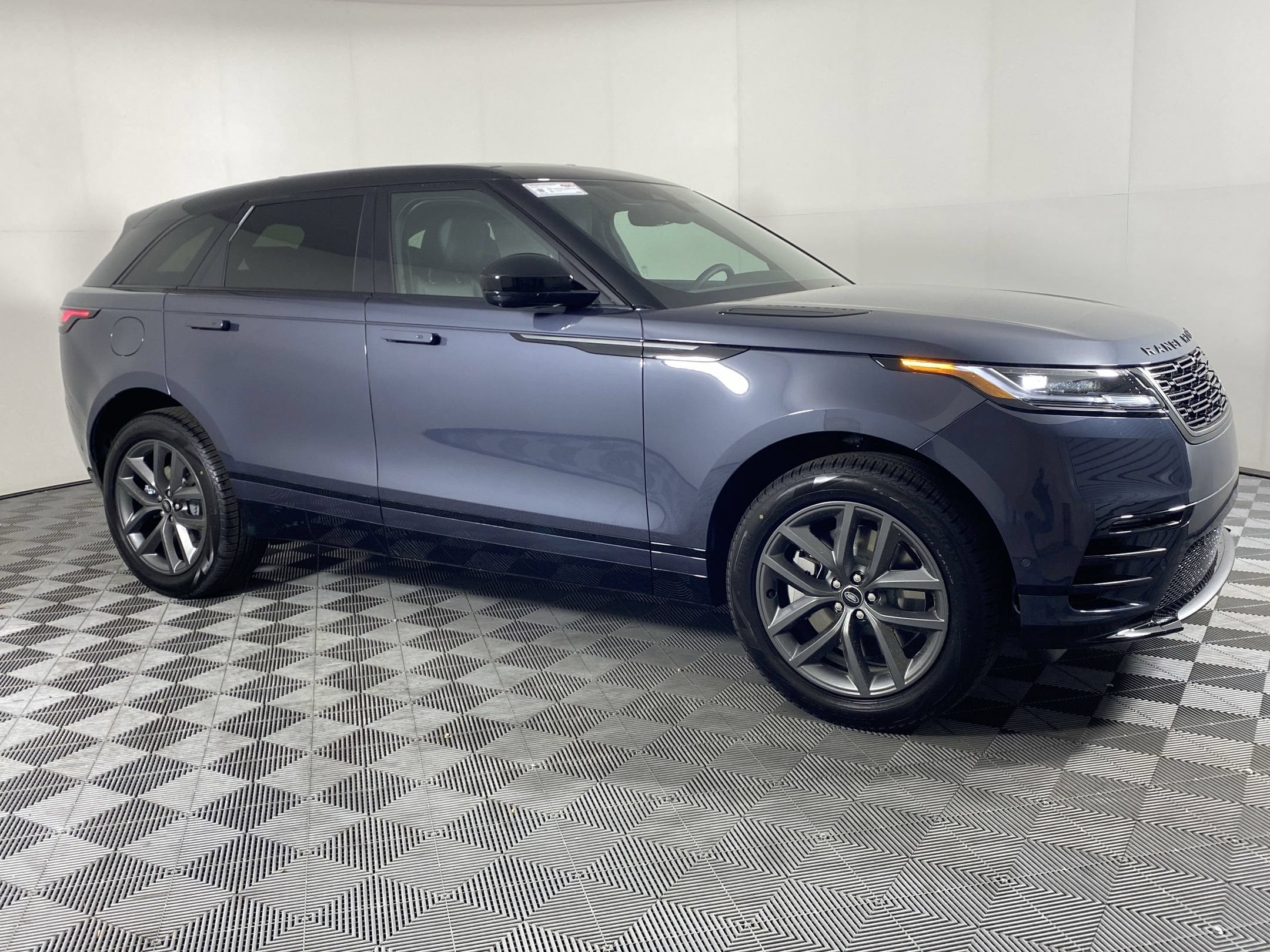 2026 Land Rover Range Rover Velar Dynamic SE SUV