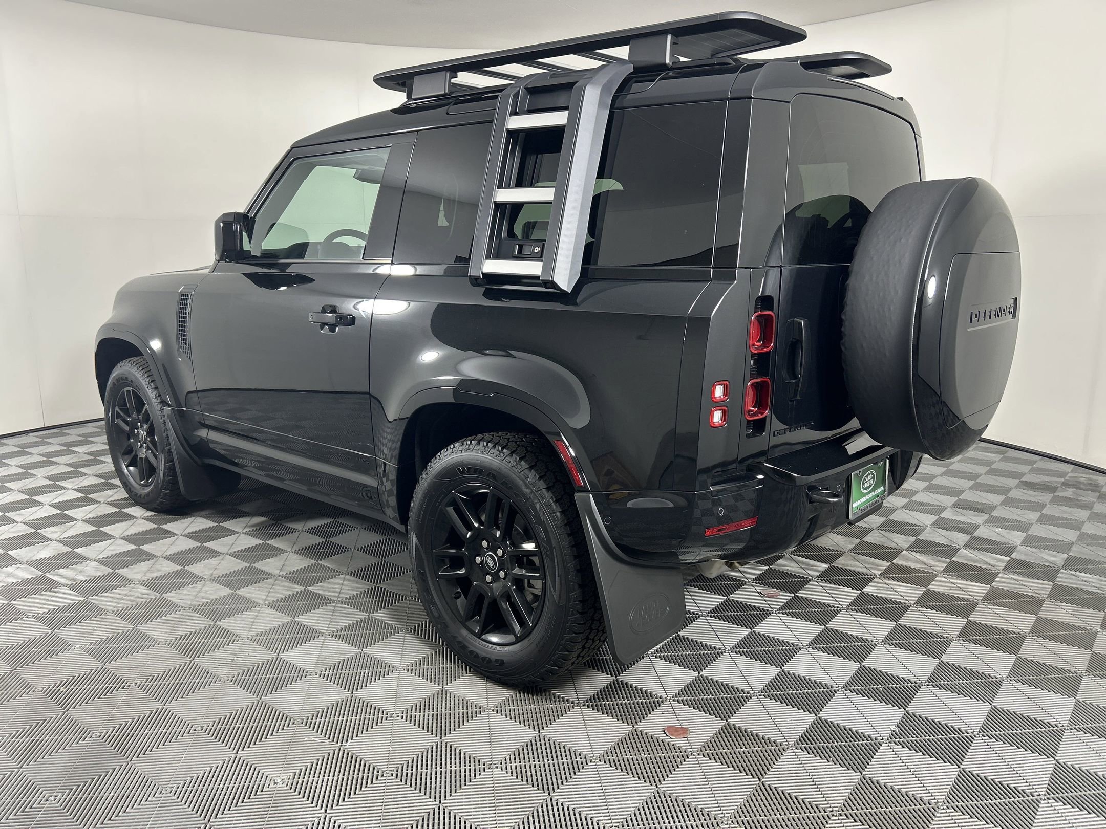 2025 Land Rover Defender 90 X-Dynamic SE photo 3