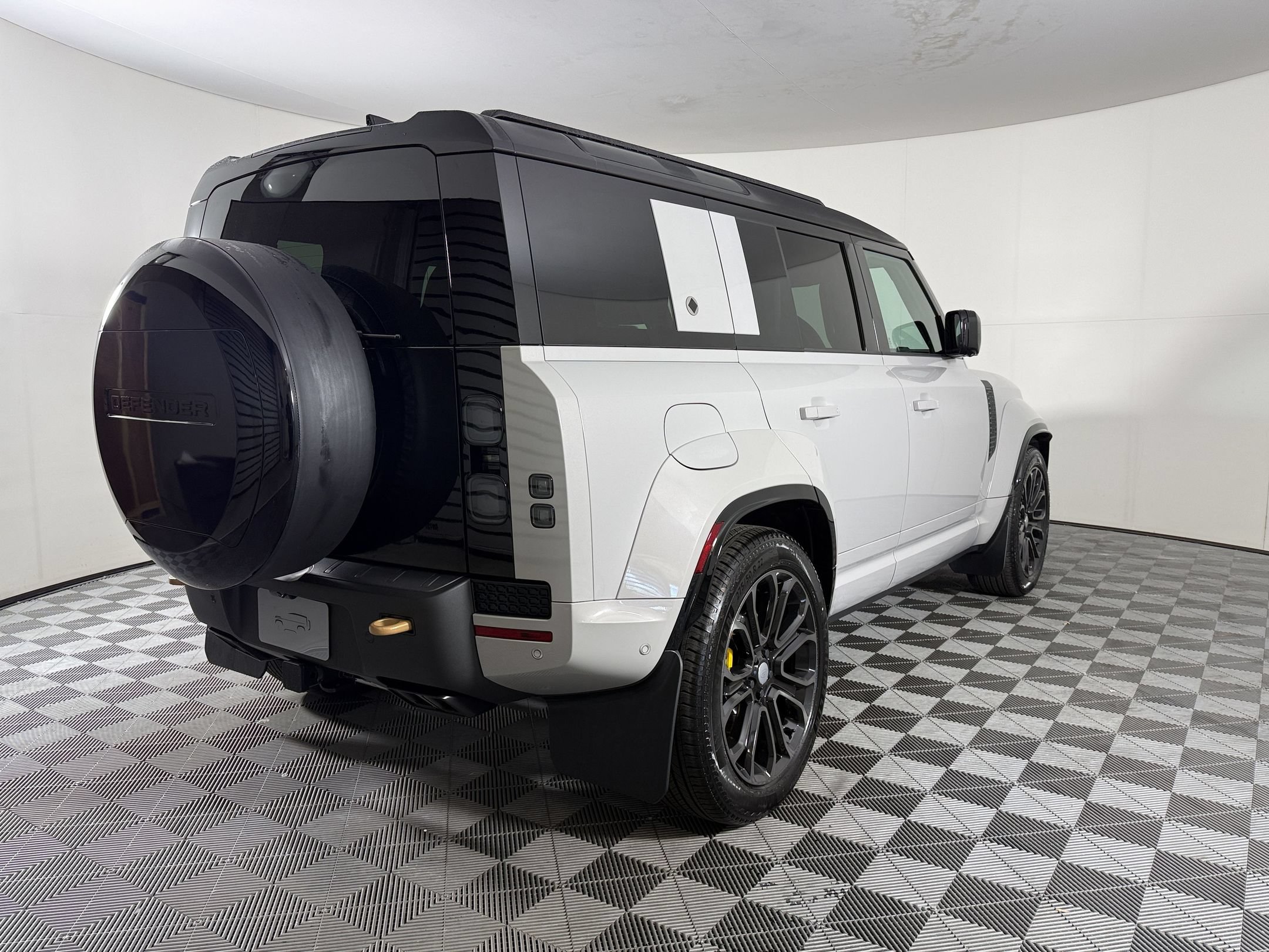 2026 Land Rover Defender OCTA - Photo 9