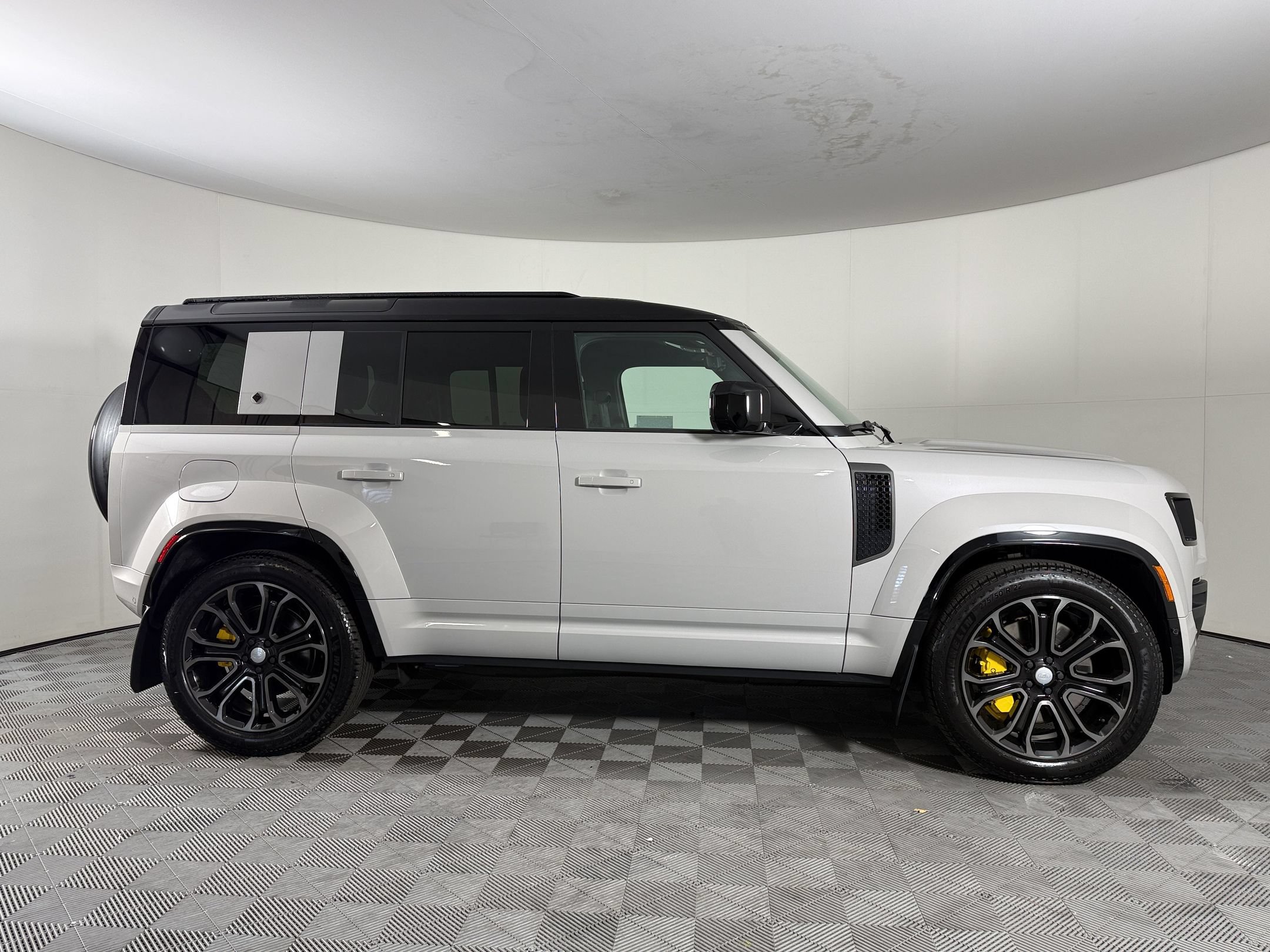 2026 Land Rover Defender OCTA - Photo 8