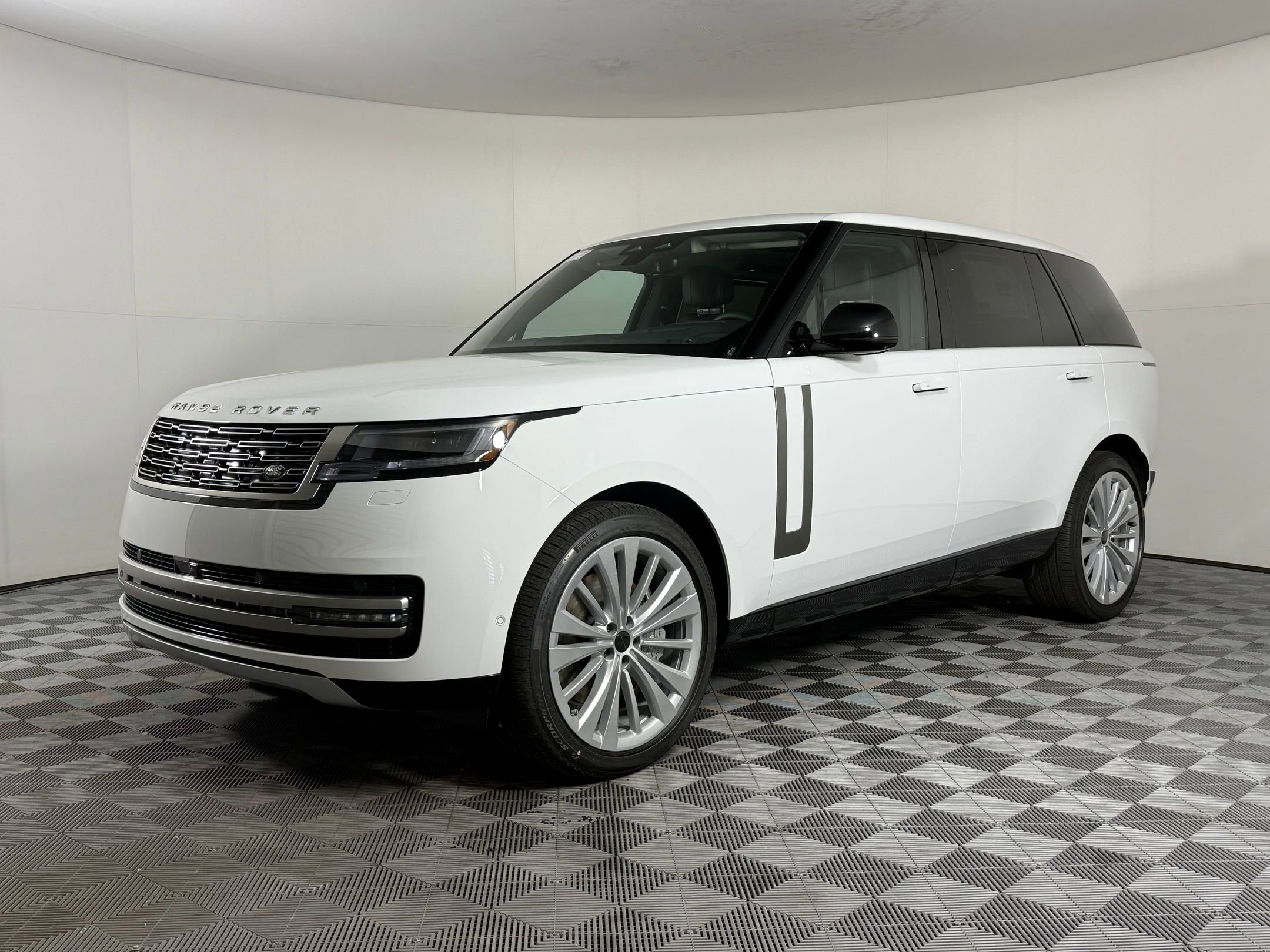 2026 Land Rover Range Rover 4.4 SE LWB 7's photo