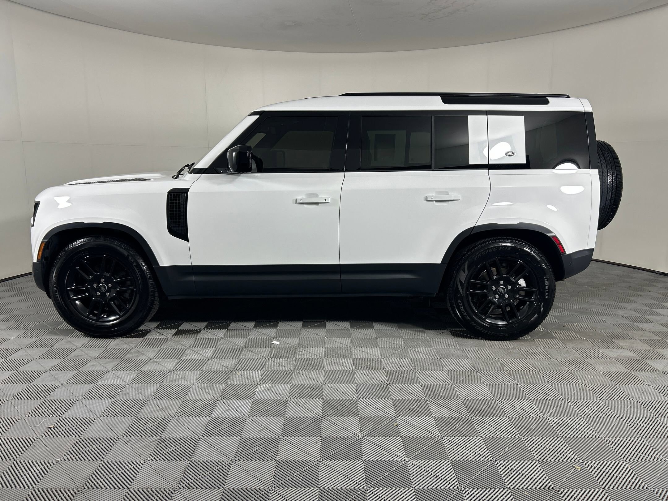 2024 Land Rover Defender S photo 2