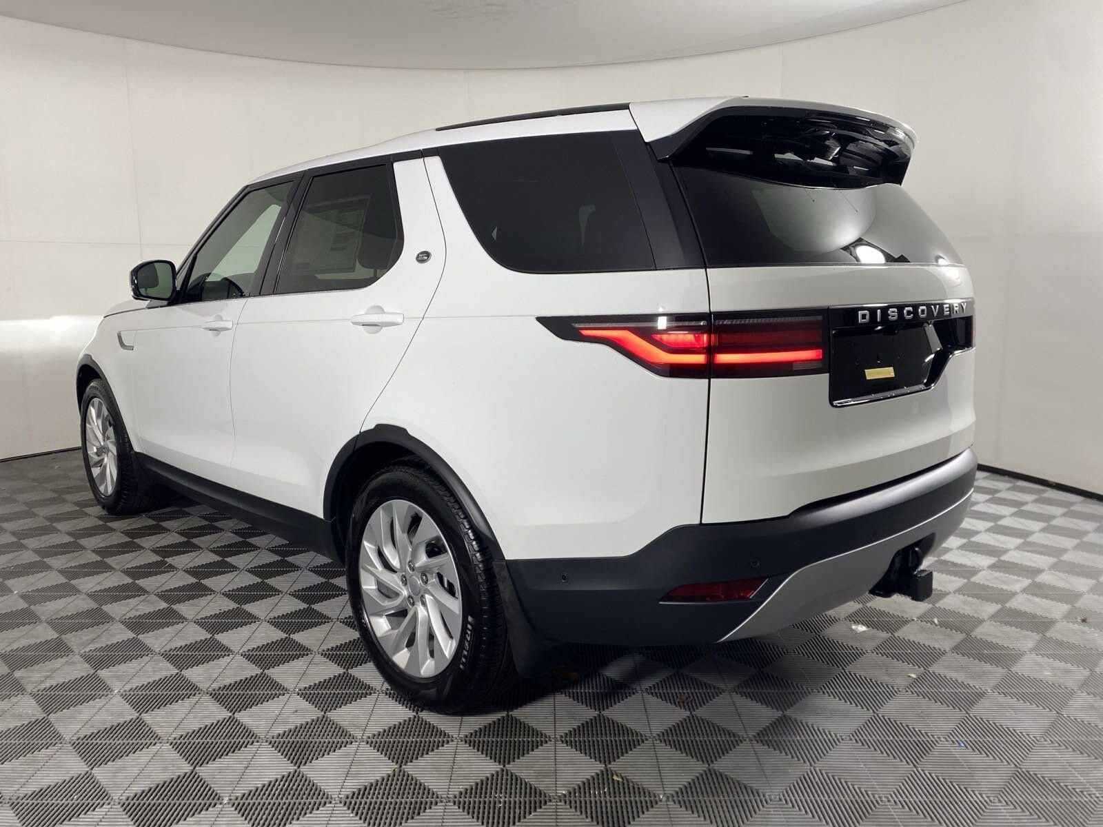 2025 Land Rover Discovery S photo 2