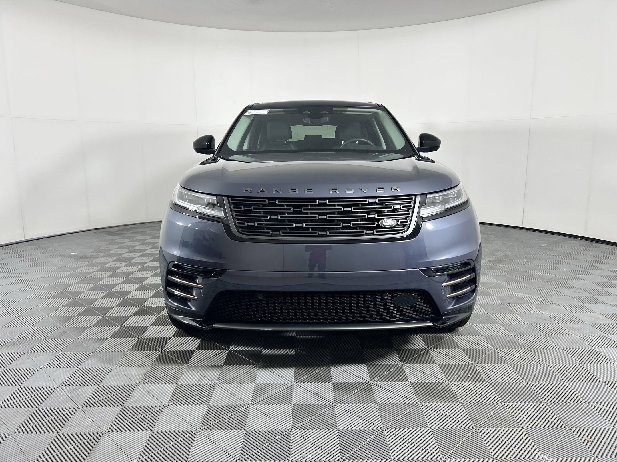 2025 Land Rover Range Rover Velar SE photo 4