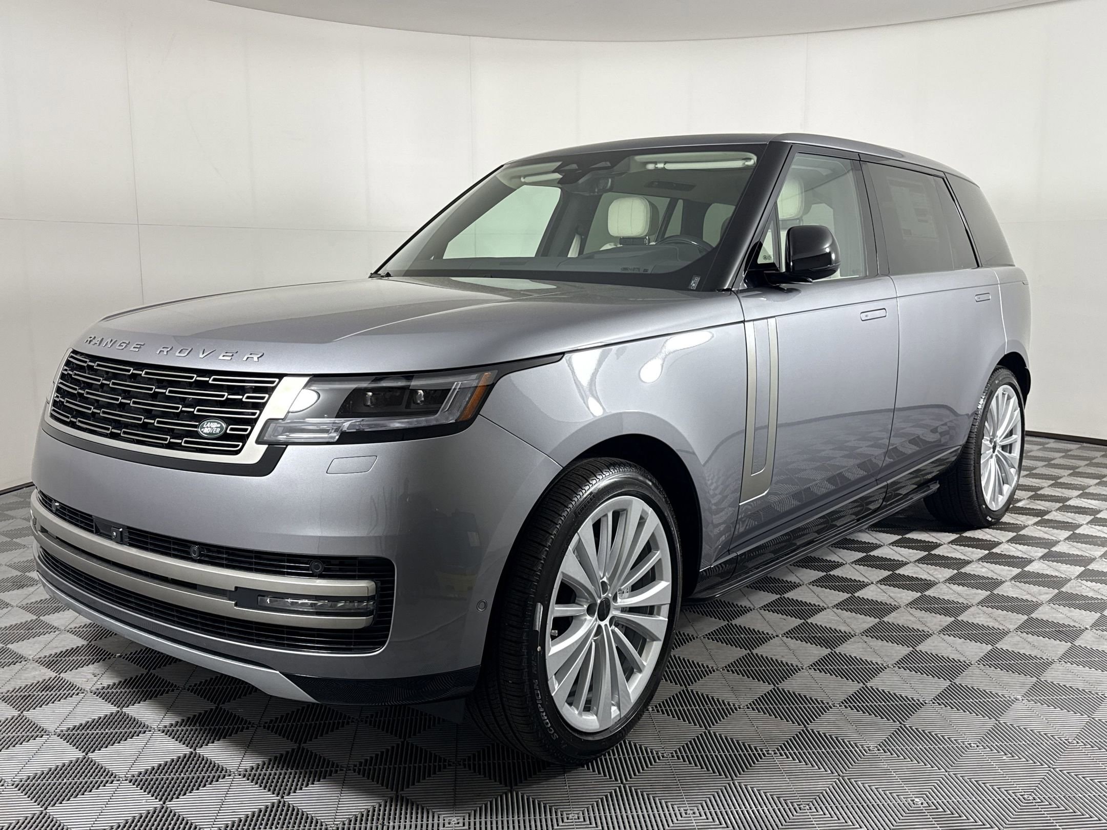 2026 Land Rover Range Rover 3.0 SE LWB 7's photo