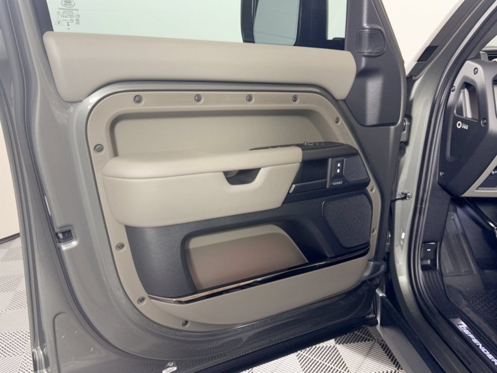 2025 Land Rover Defender Octa - Photo 13