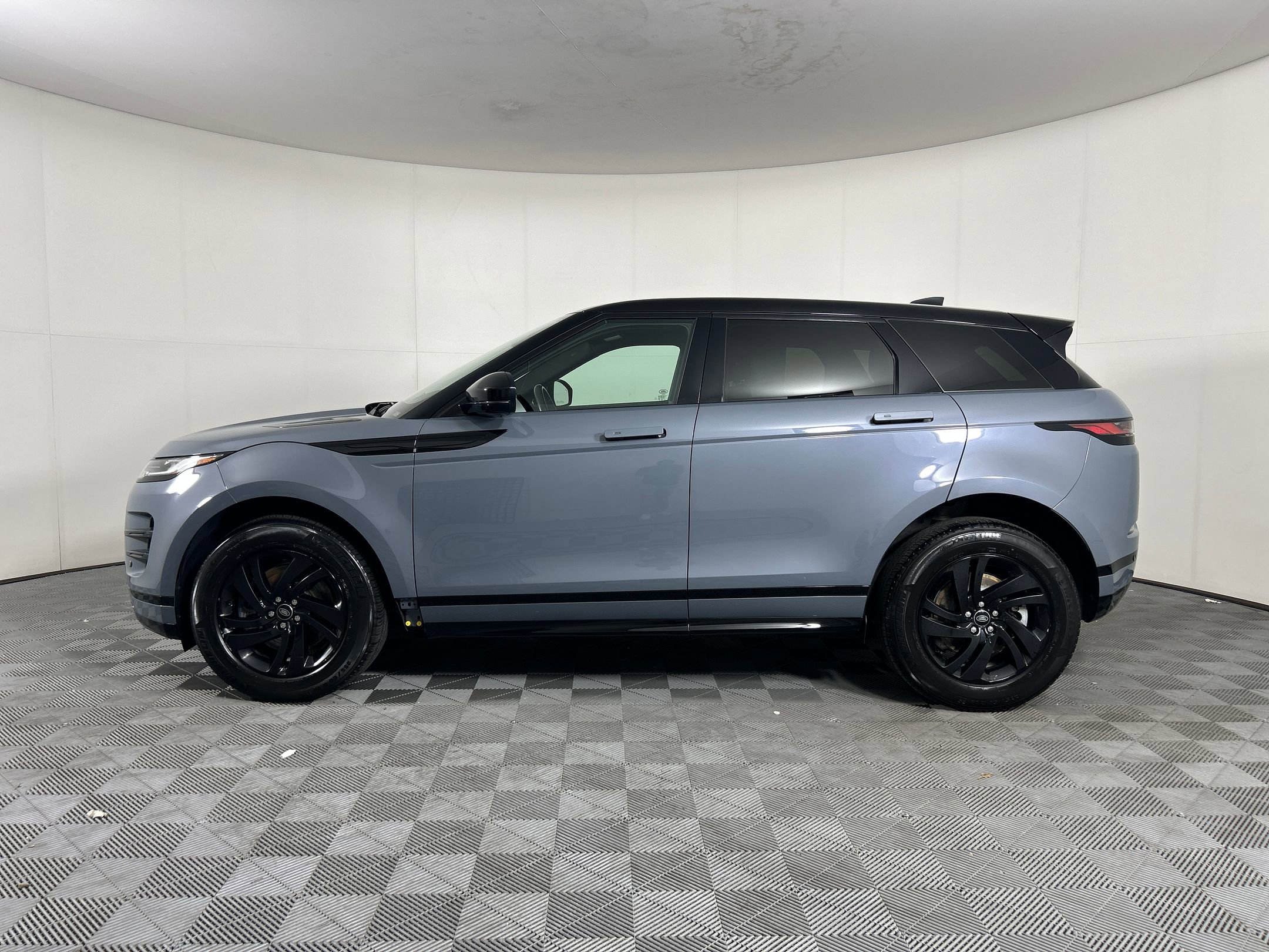 2023 Land Rover Range Rover Evoque R-Dynamic S photo 2