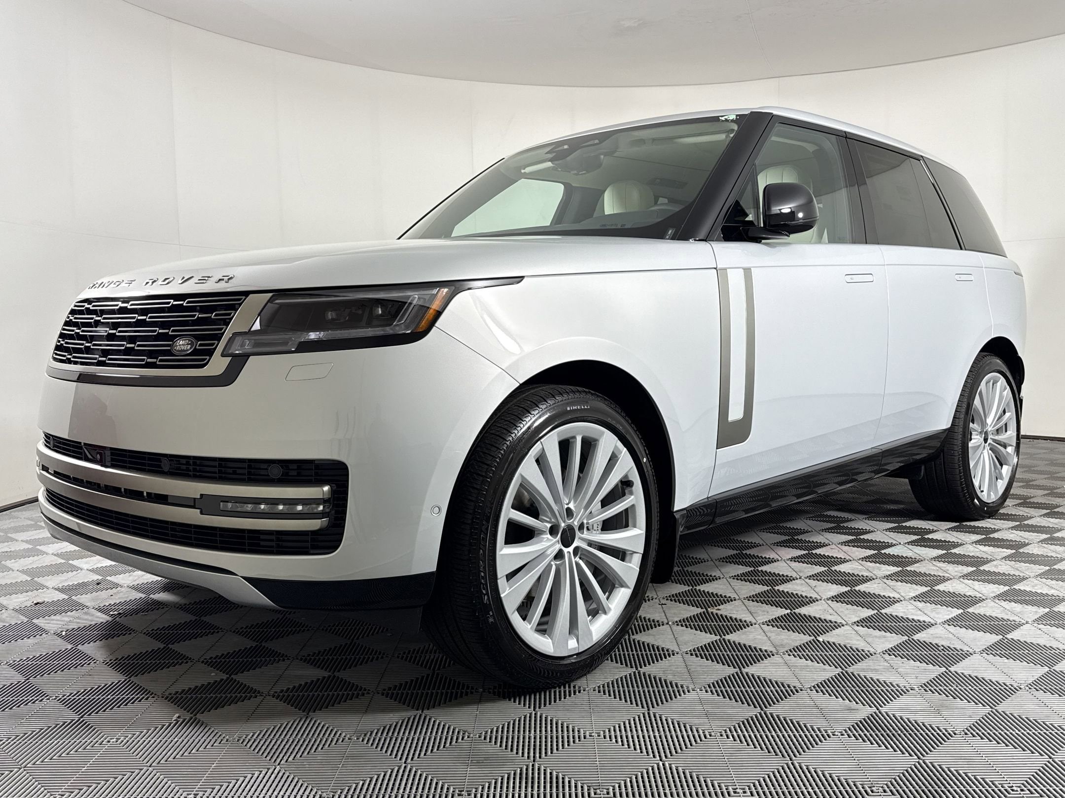 2026 Land Rover Range Rover 3.0 SE SWB's photo