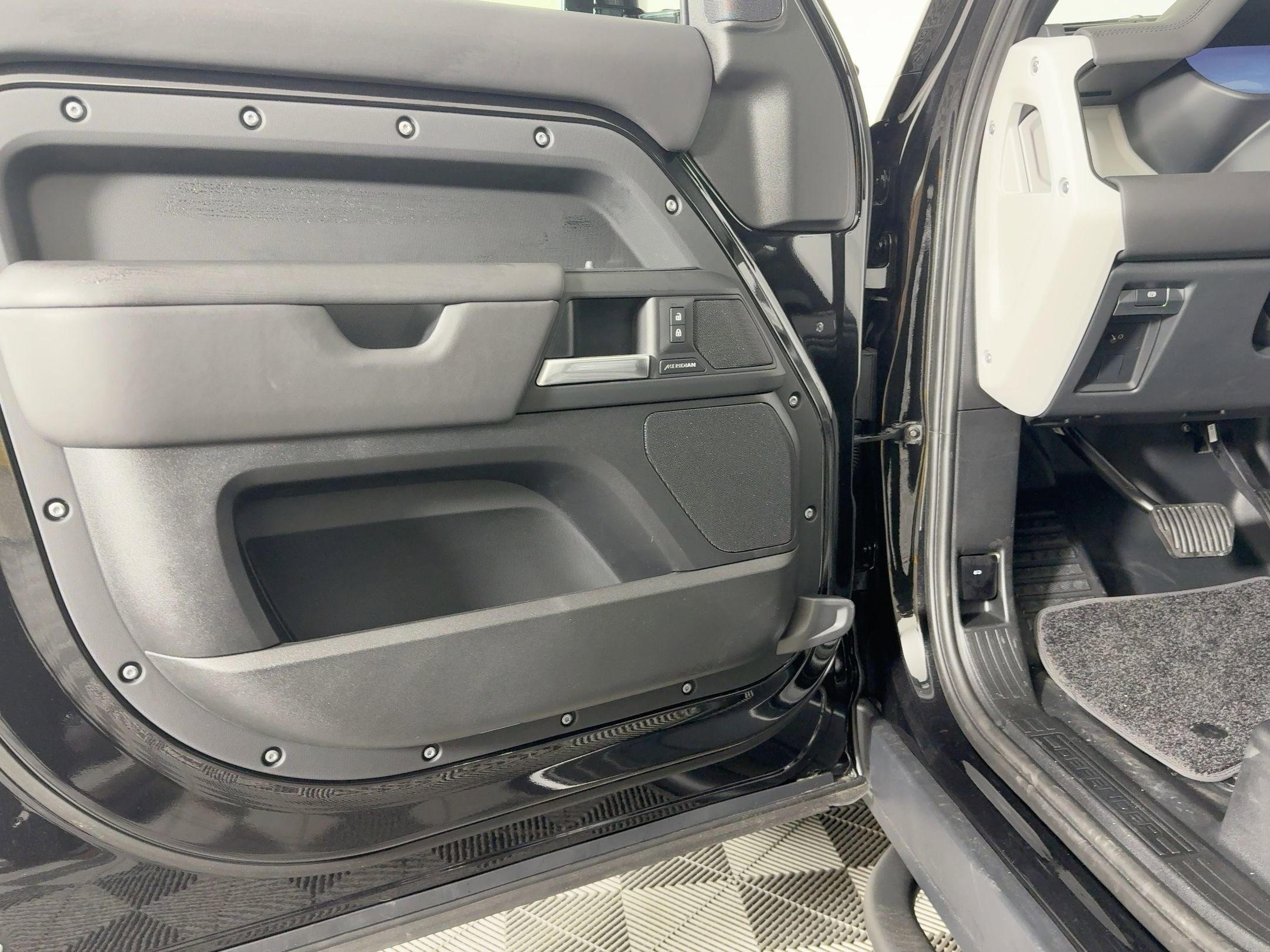 2026 Land Rover Defender S - Photo 18
