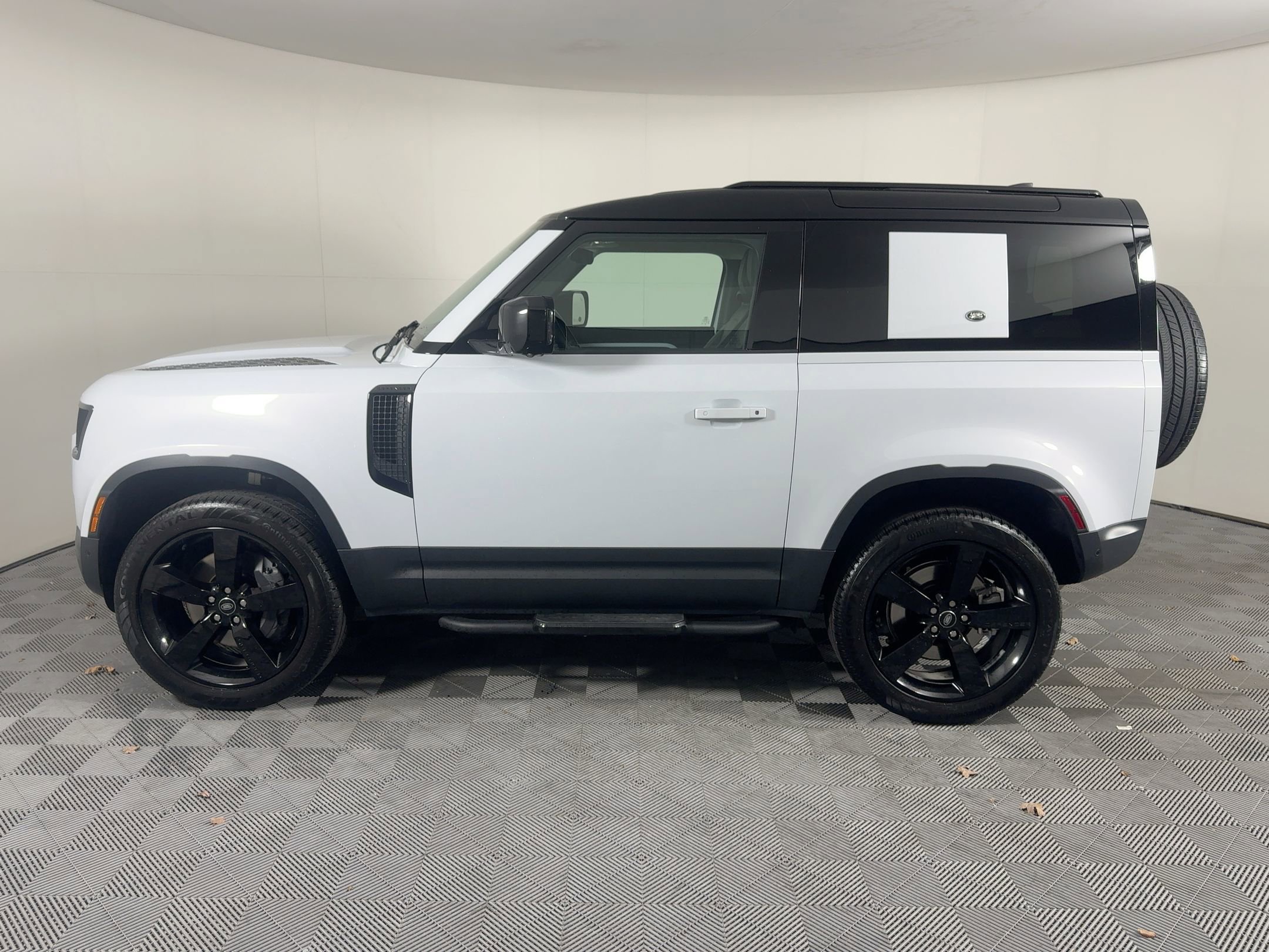 2023 Land Rover Defender 90 S photo 2