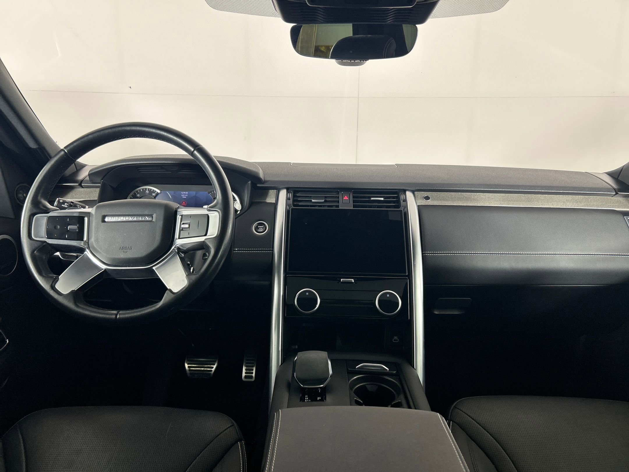 2023 Land Rover Discovery S R-Dynamic photo 3