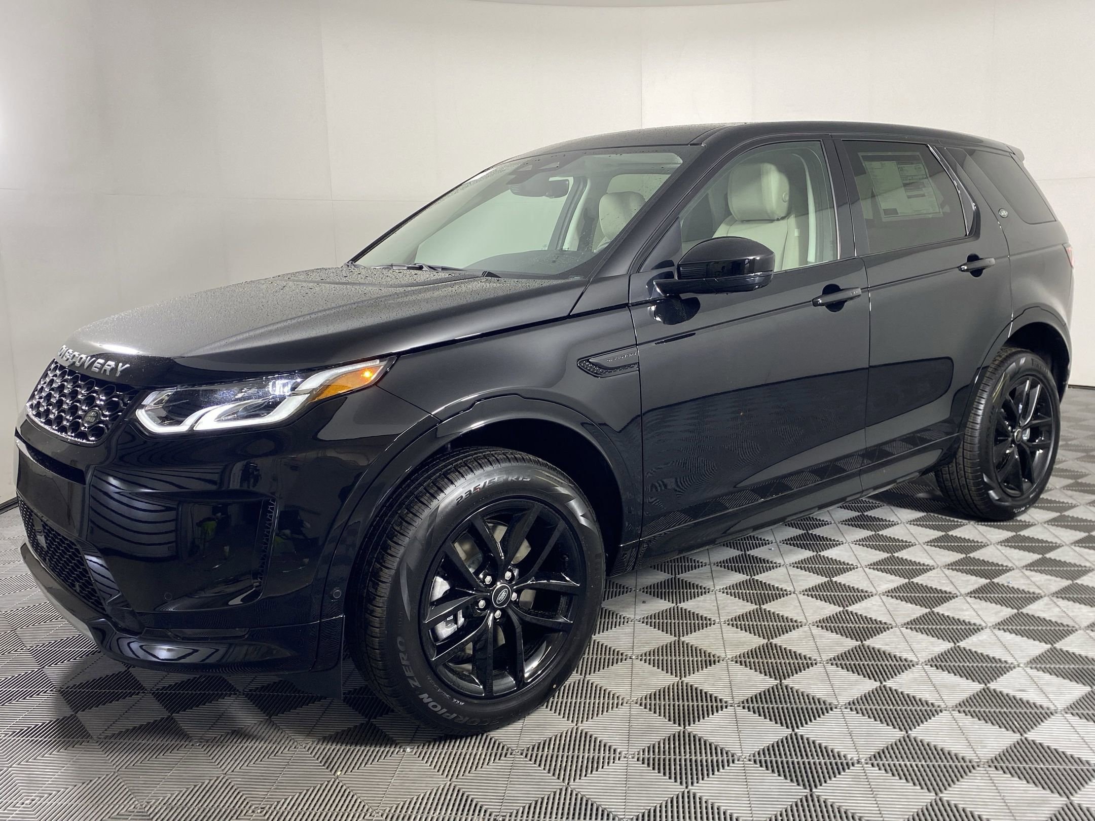 2025 Land Rover Discovery Sport 2.0 S's photo
