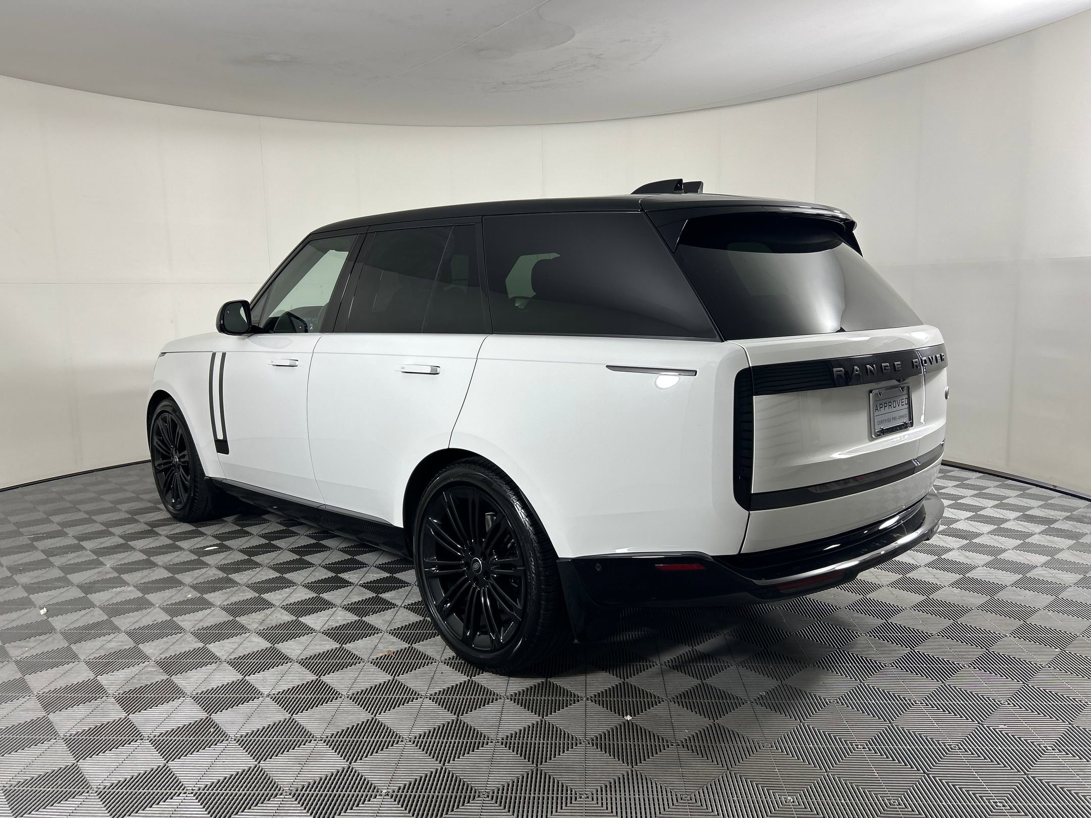 2023 Land Rover Range Rover SE photo 3