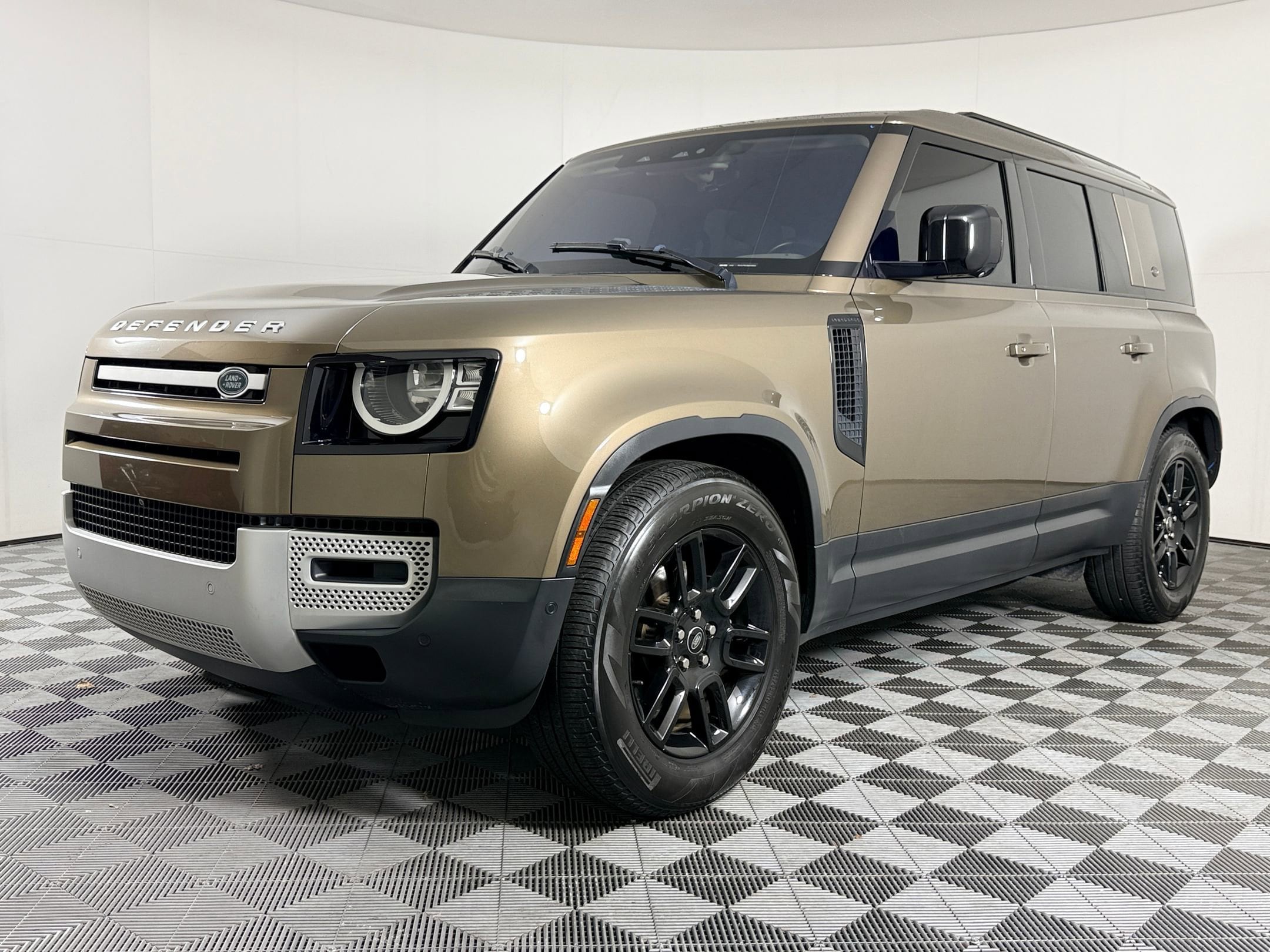 2021 Land Rover Defender S's photo