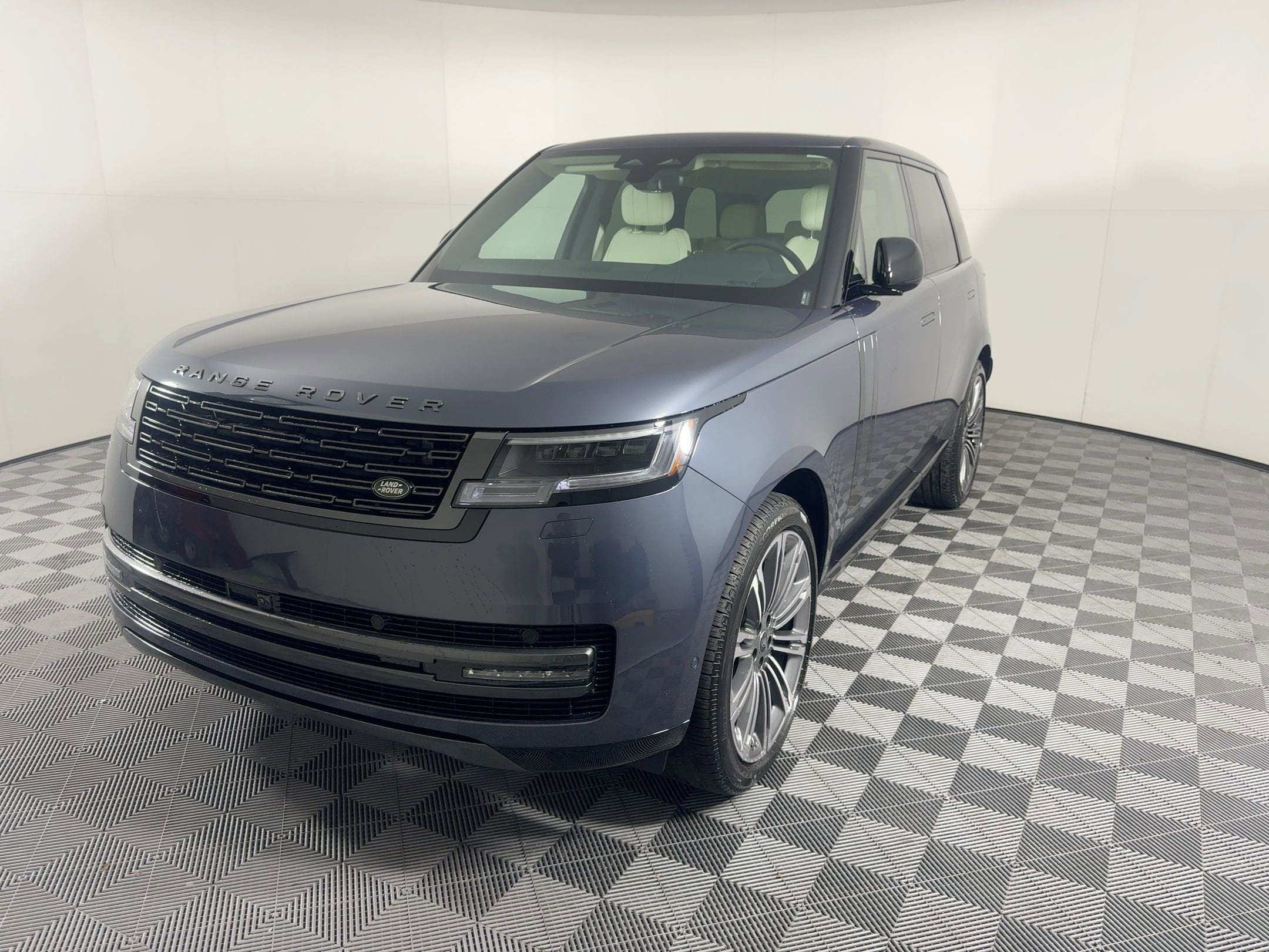 2025 Land Rover Range Rover SE's photo