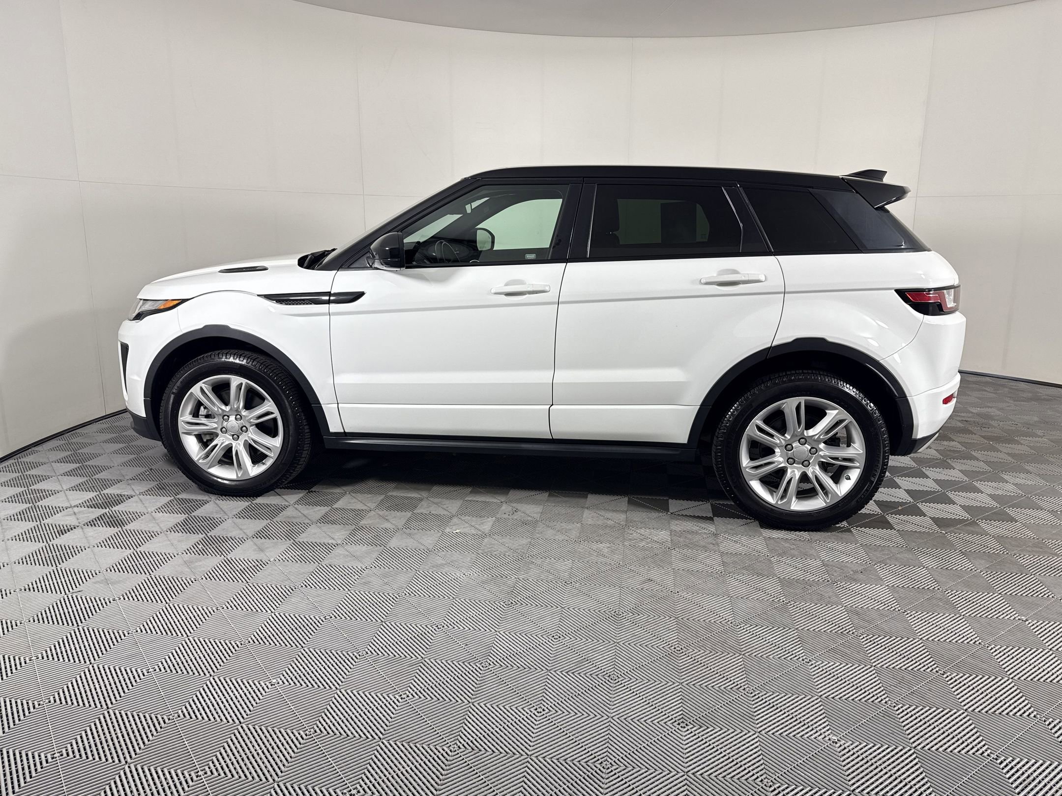 Used 2018 Land Rover Range Rover Evoque HSE Dynamic with VIN SALVD2SX8JH293254 for sale in Fairburn, GA