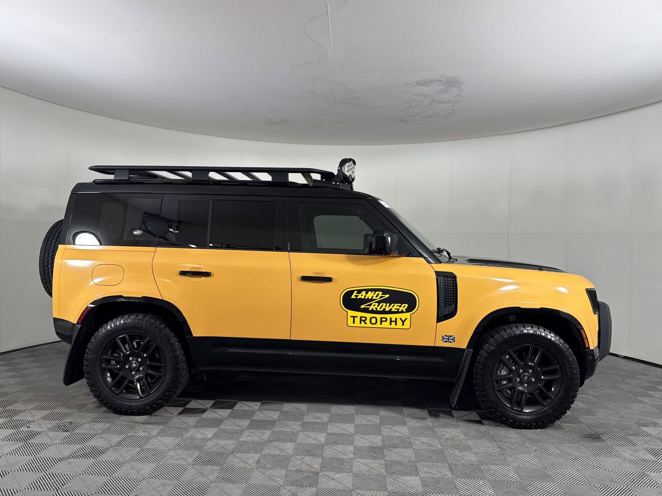 2022 Land Rover Defender X-Dynamic SE - Photo 9