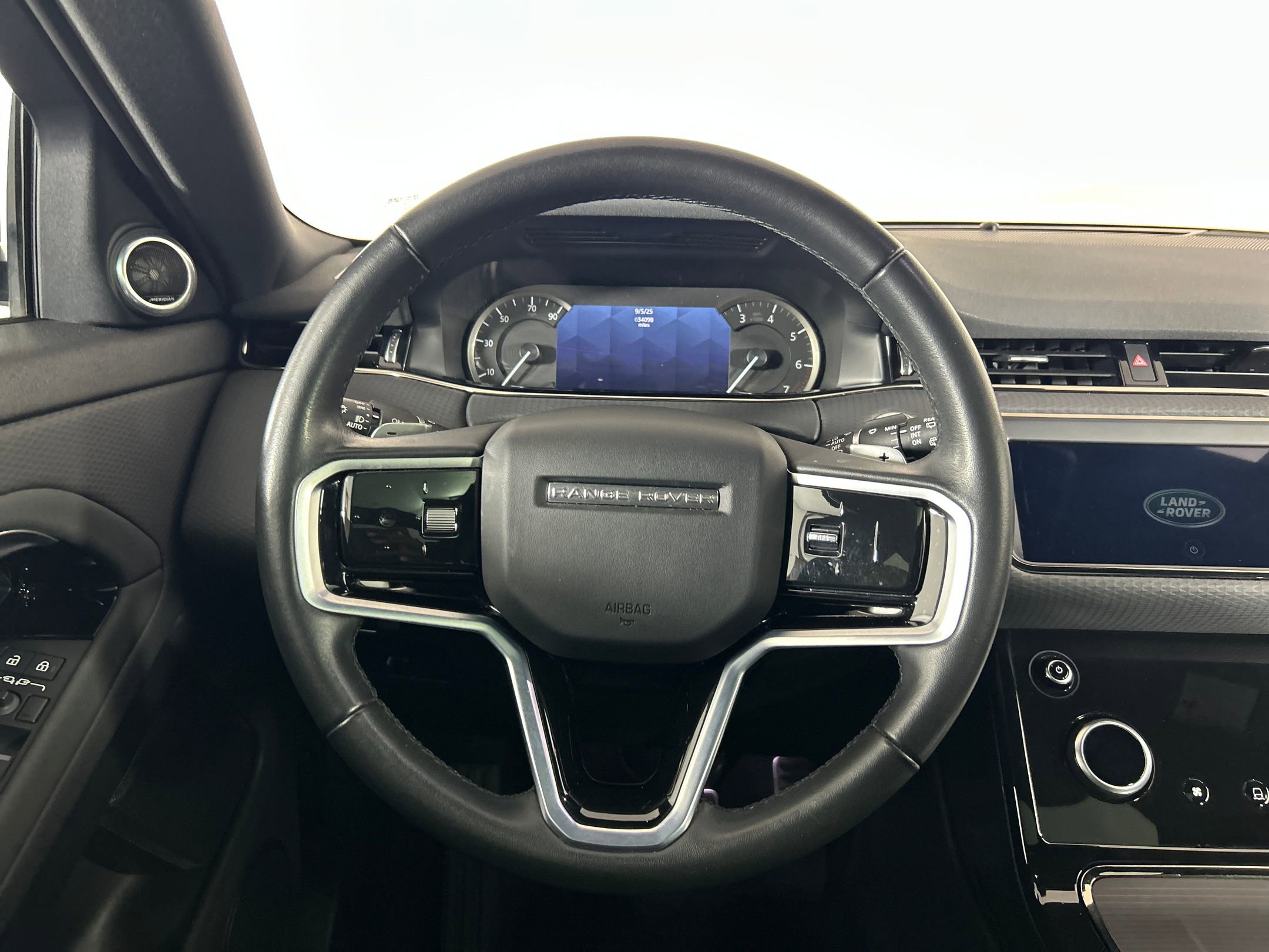 2023 Land Rover Range Rover Evoque R-Dynamic S photo 4