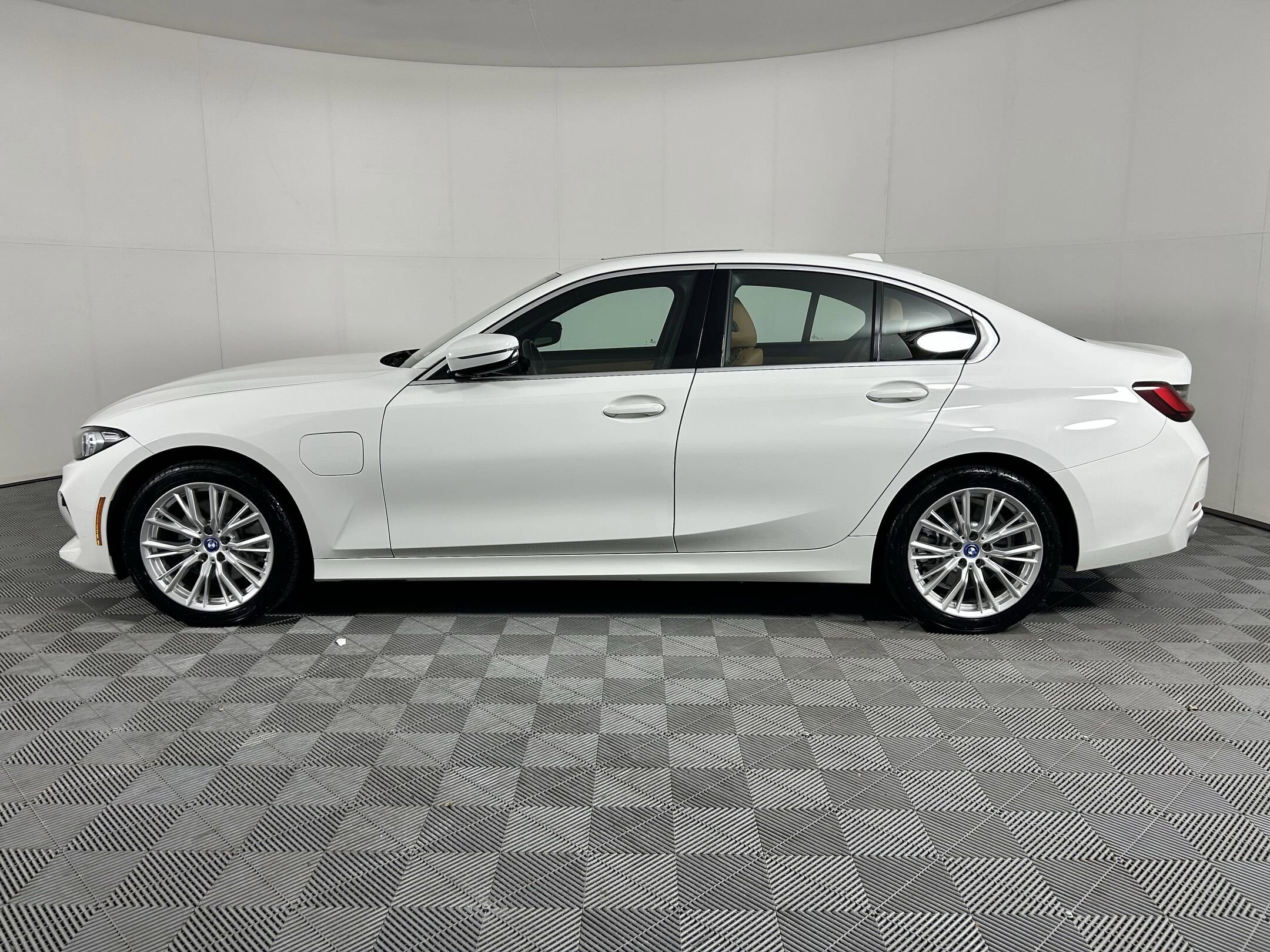 2024 Bmw 330e photo 2
