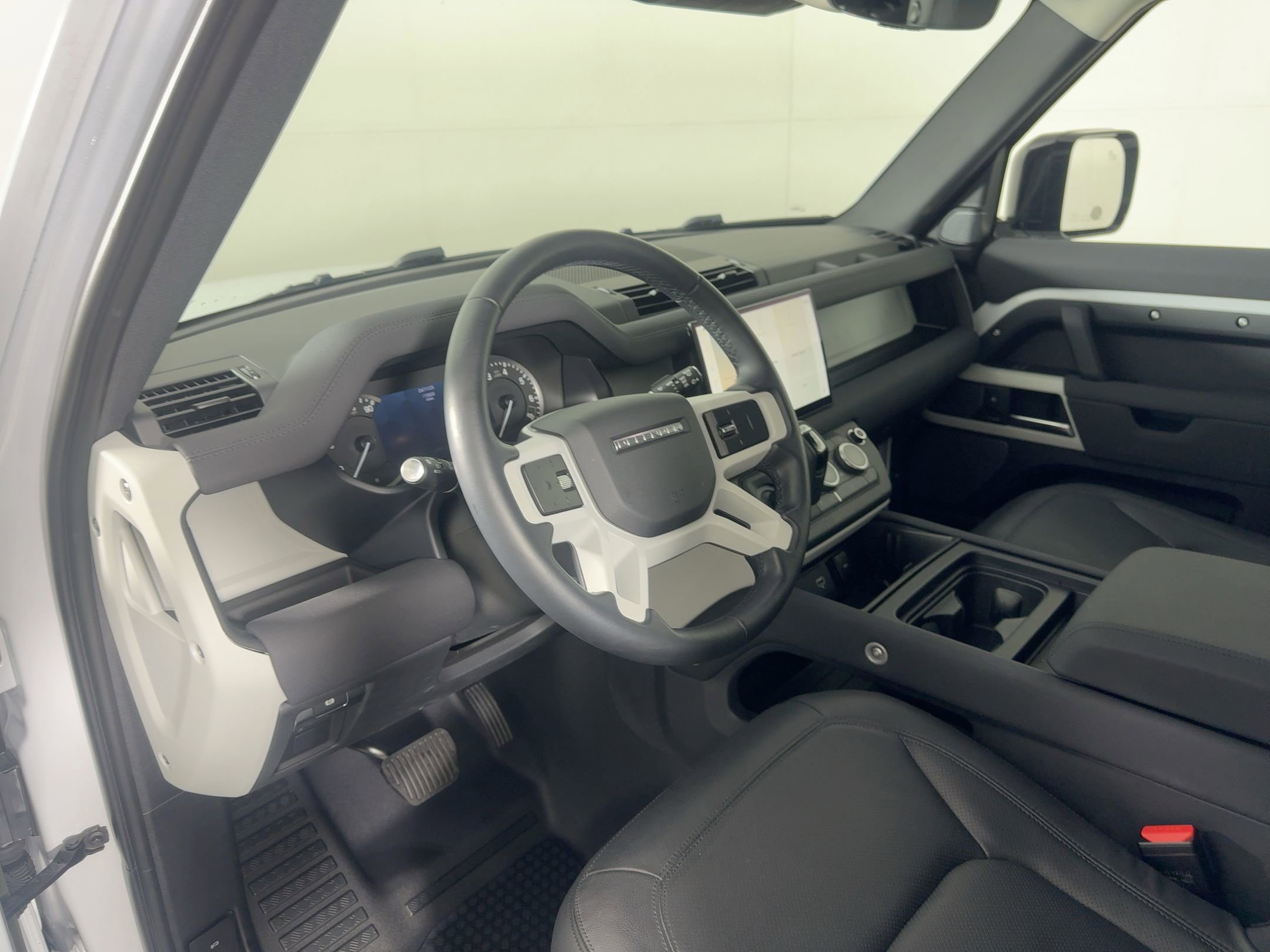 2023 Land Rover Defender 90 S photo 4