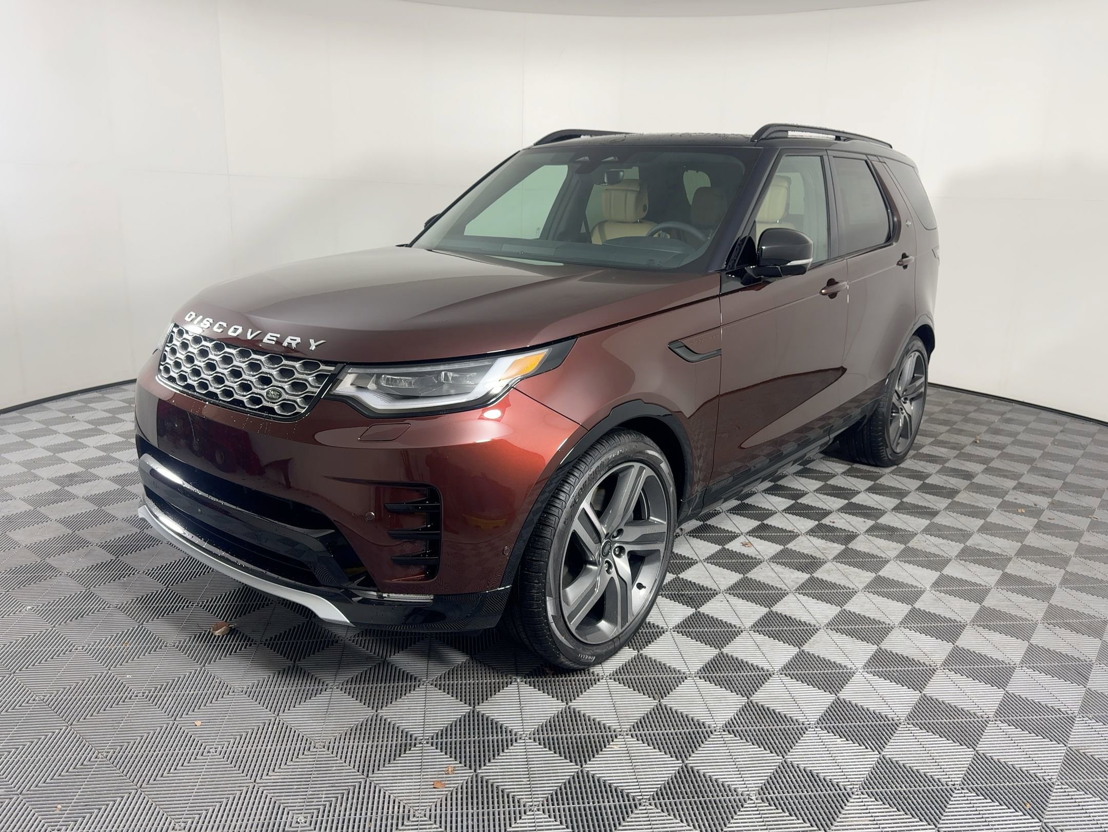 2026 Land Rover Discovery Tempest Edition's photo