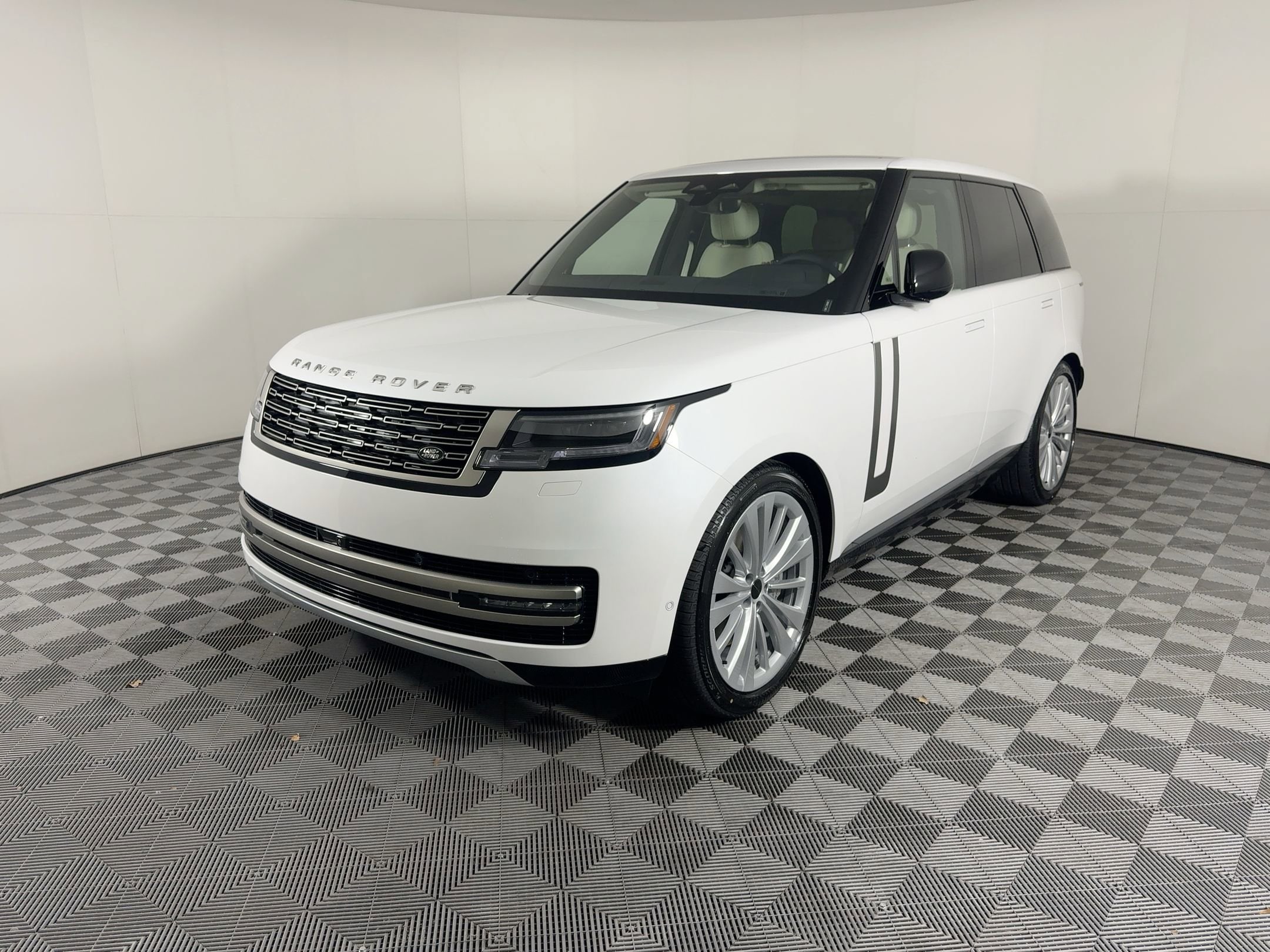 2026 Land Rover Range Rover SE's photo