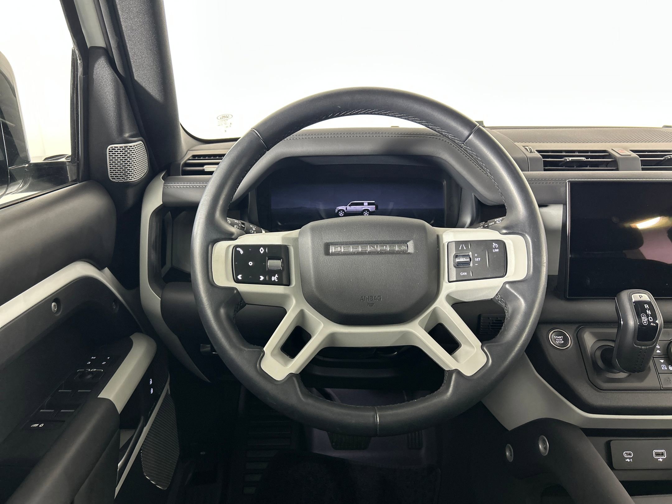 2023 Land Rover Defender S photo 3