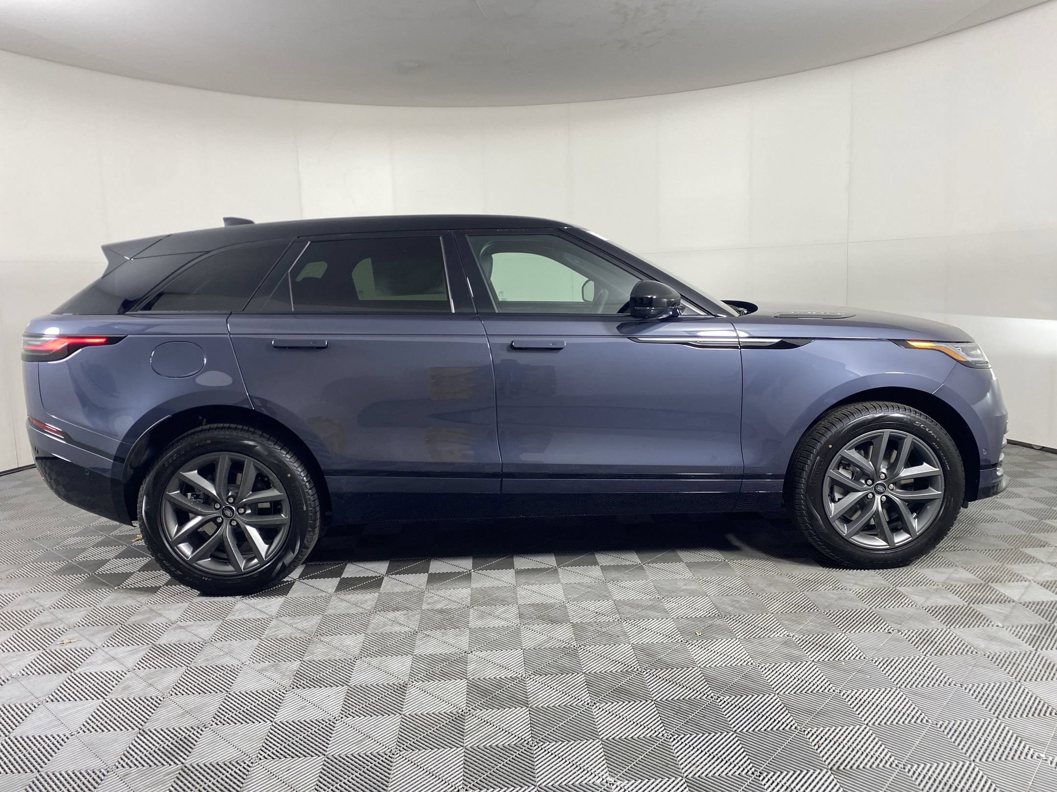 2026 Land Rover Range Rover Velar Dynamic SE SUV