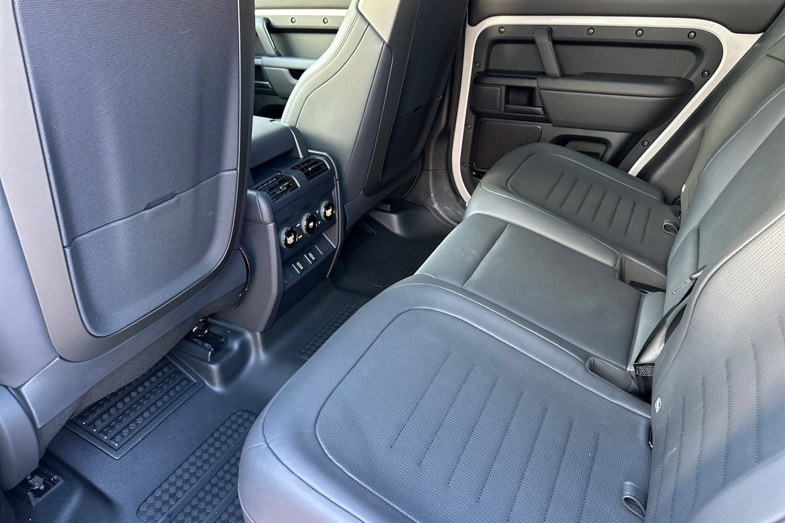 2026 Land Rover Defender OCTA - Photo 34