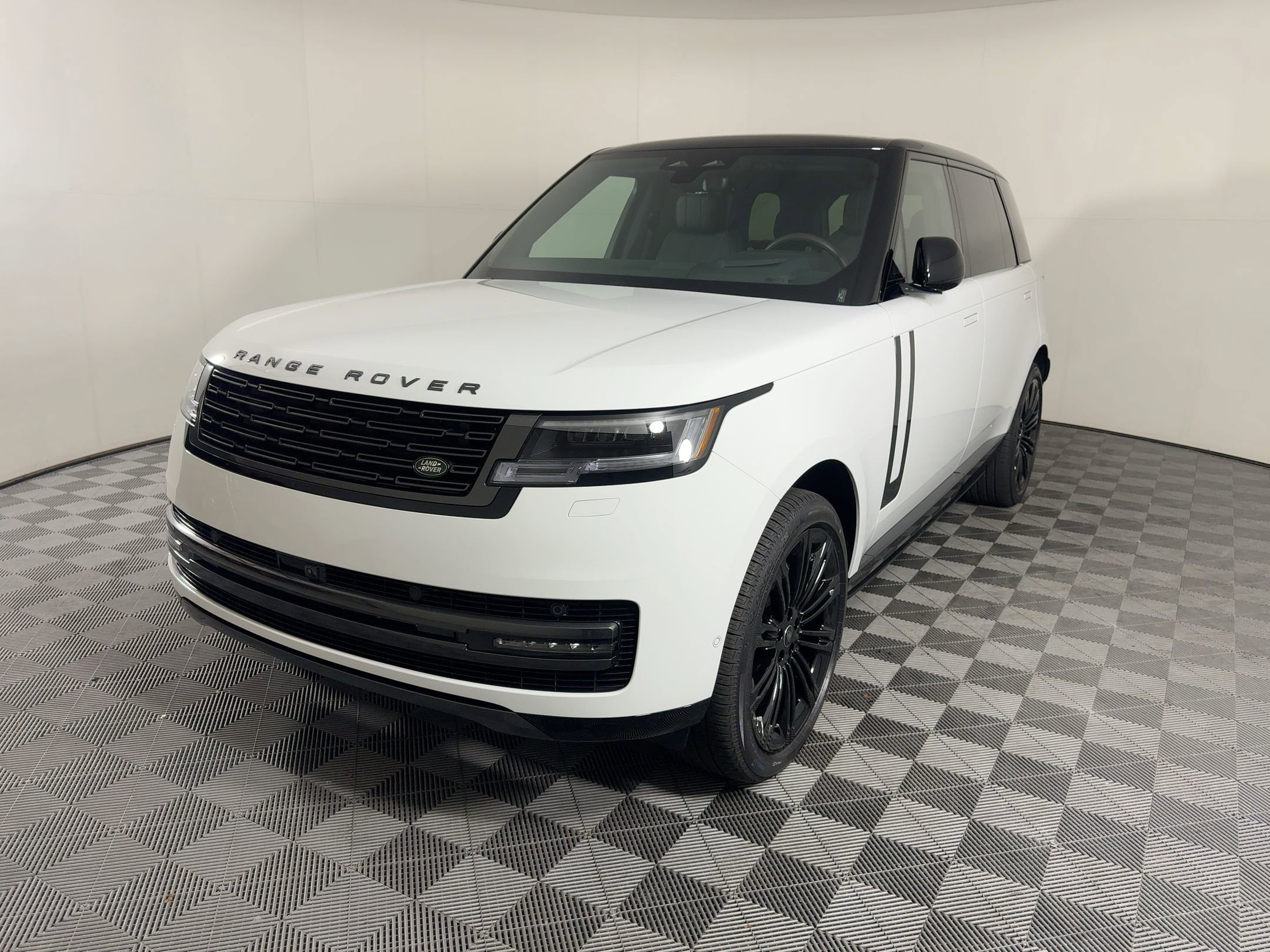 2025 Land Rover Range Rover SE's photo