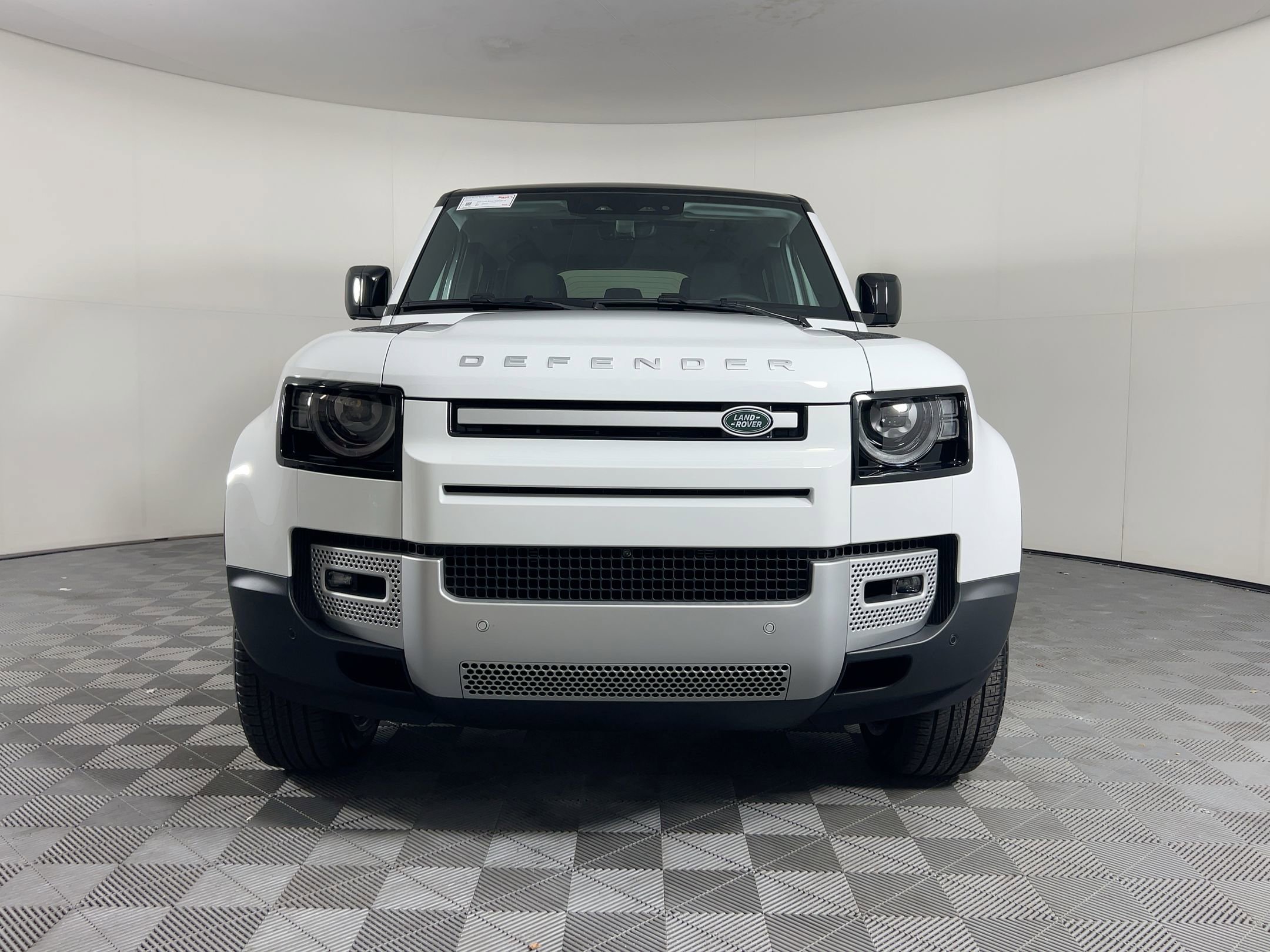 2025 Land Rover Defender 110 S photo 3