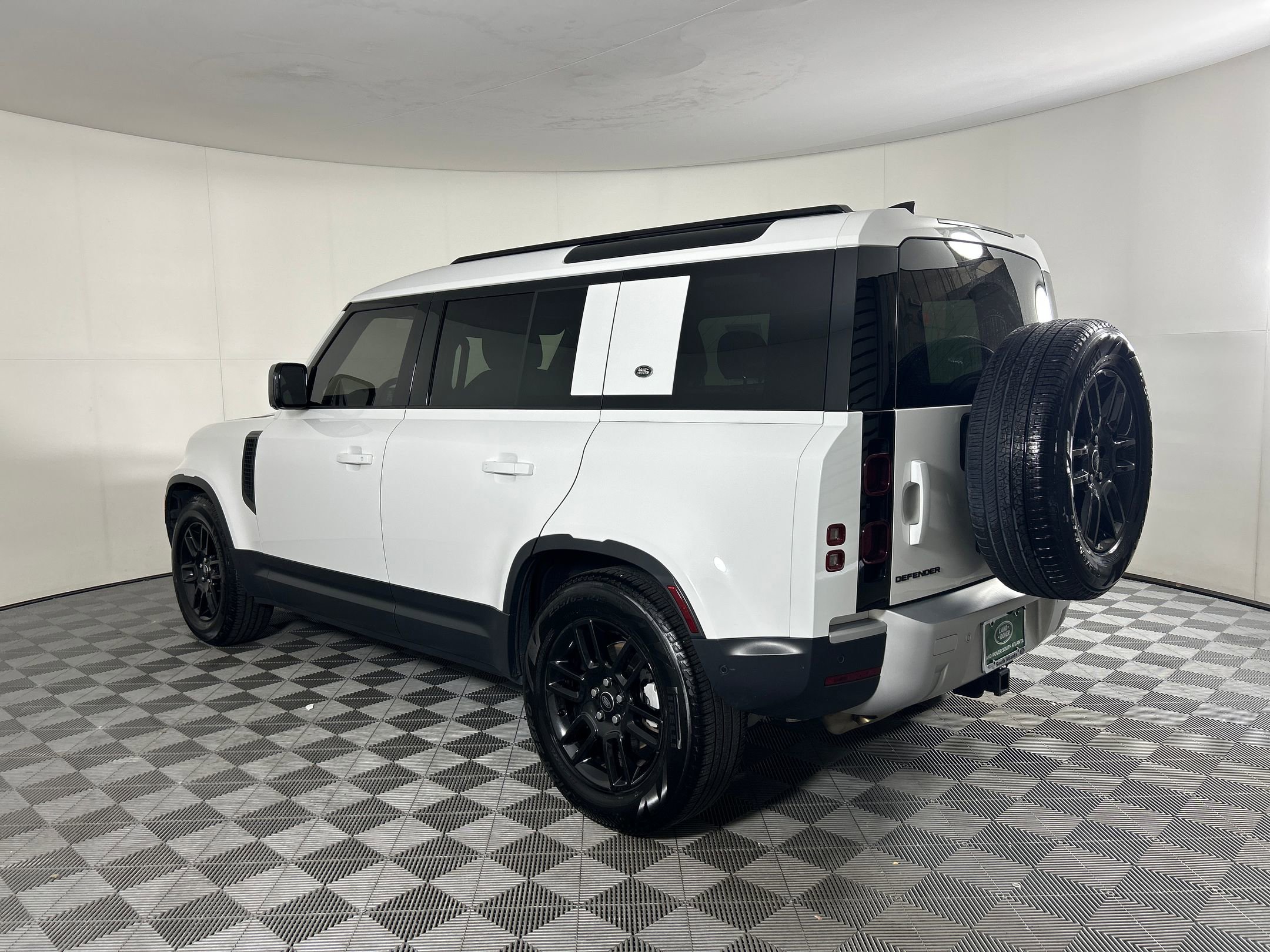 2024 Land Rover Defender S photo 3