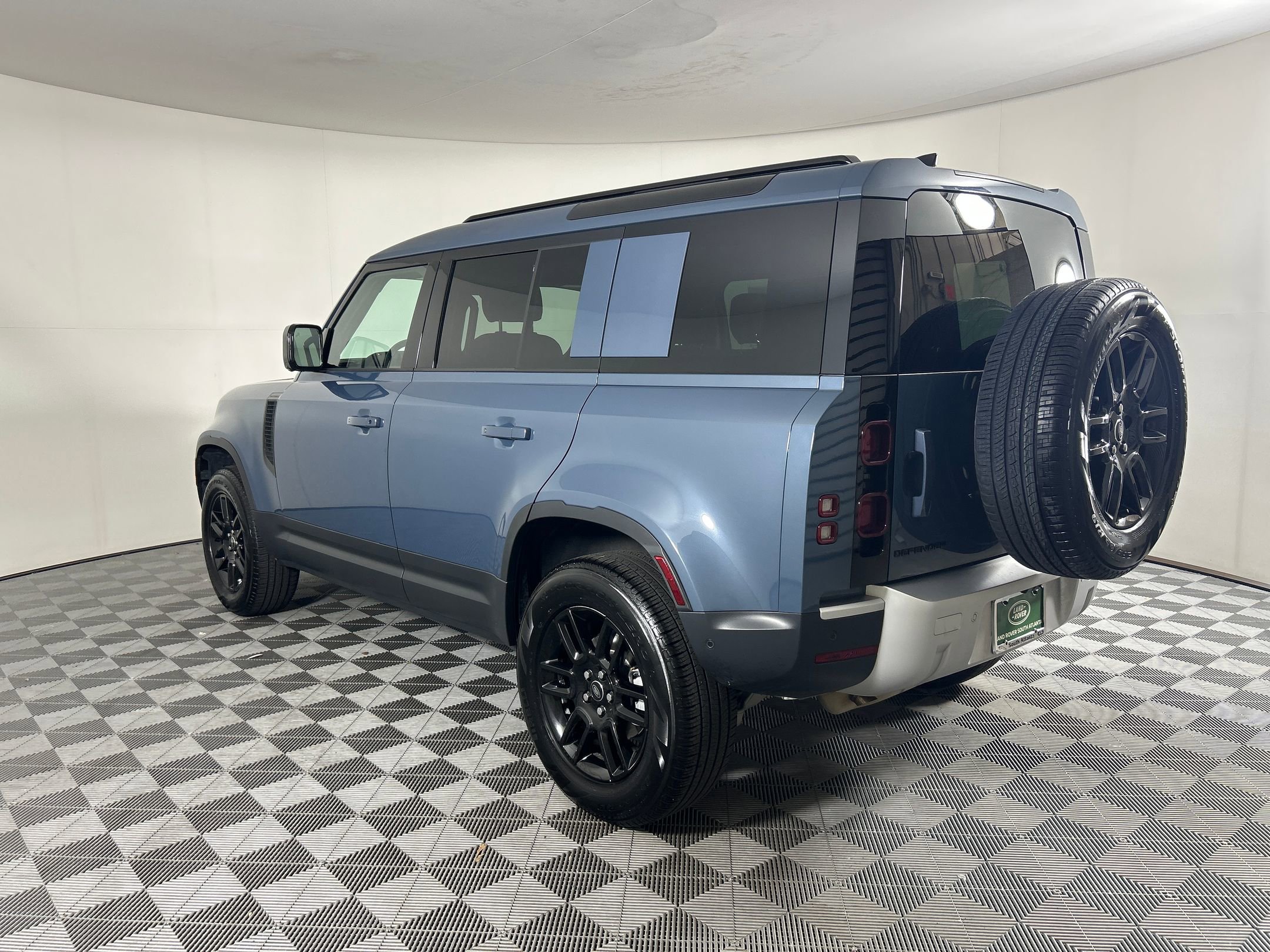2025 Land Rover Defender S photo 2
