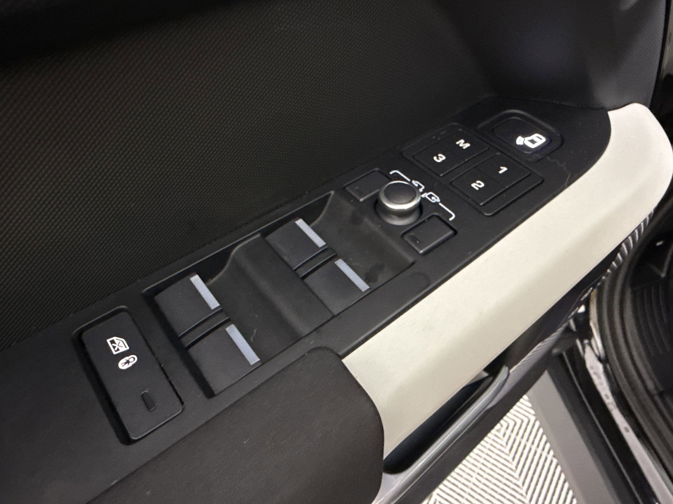 2022 Land Rover Defender X-Dynamic SE - Photo 14