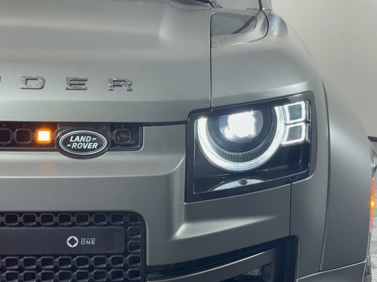 2025 Land Rover Defender Octa - Photo 11