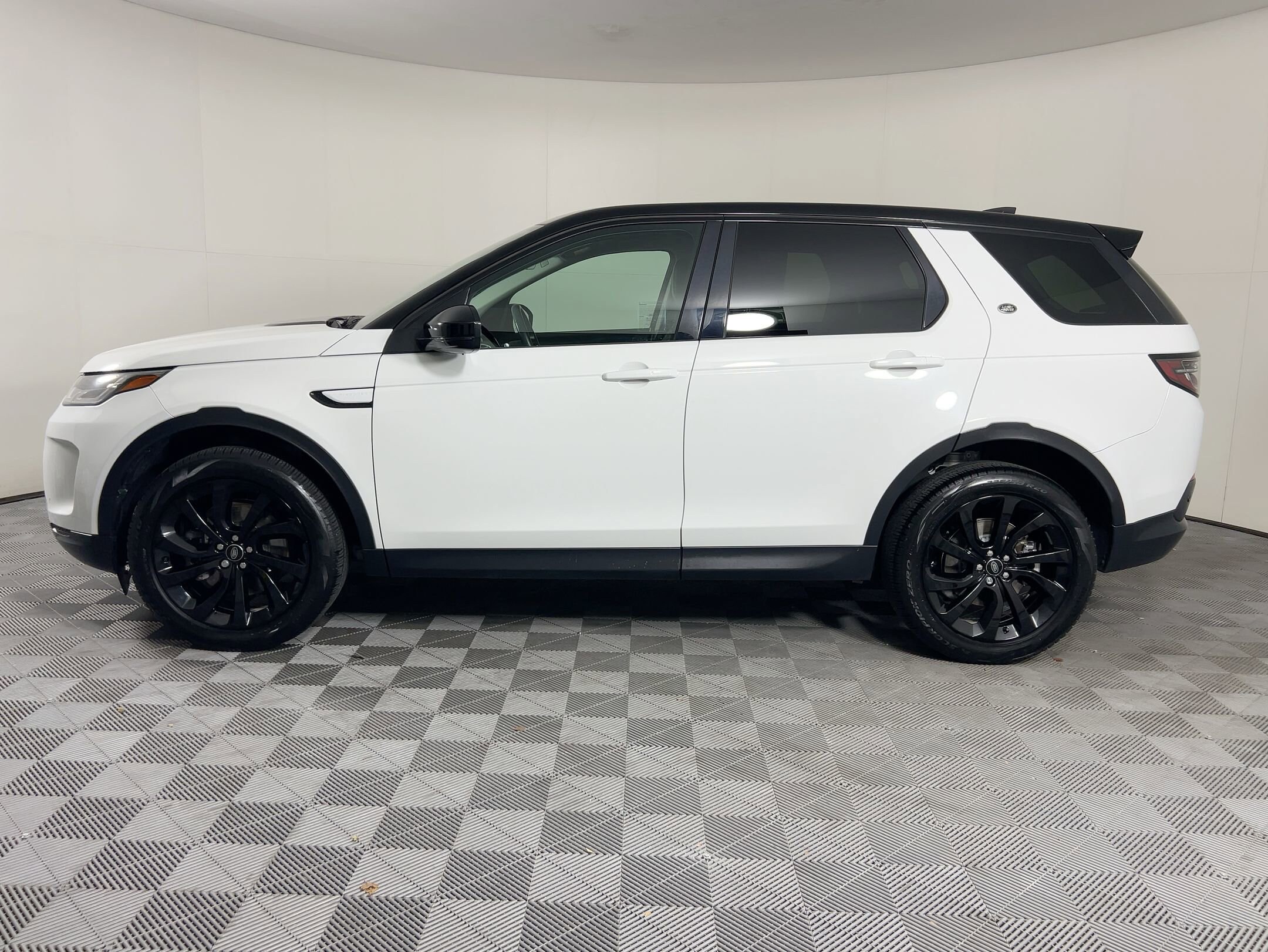 2023 Land Rover Discovery Sport S photo 2