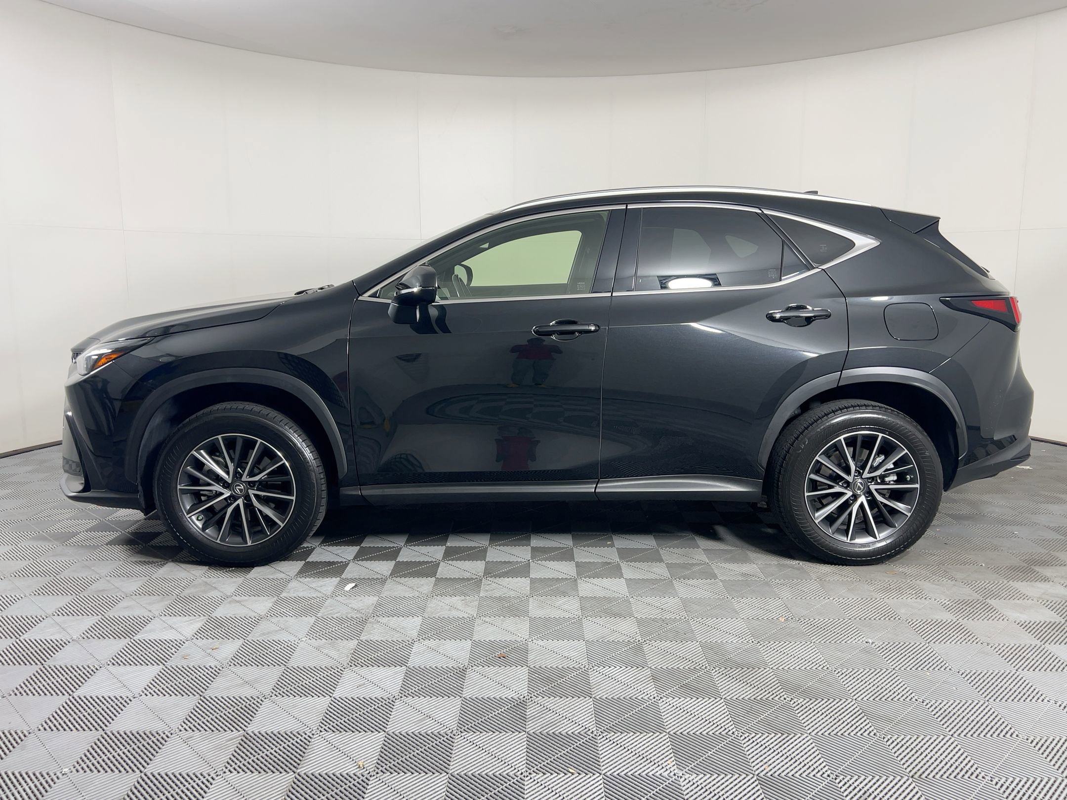 2022 Lexus NX 250 photo 2