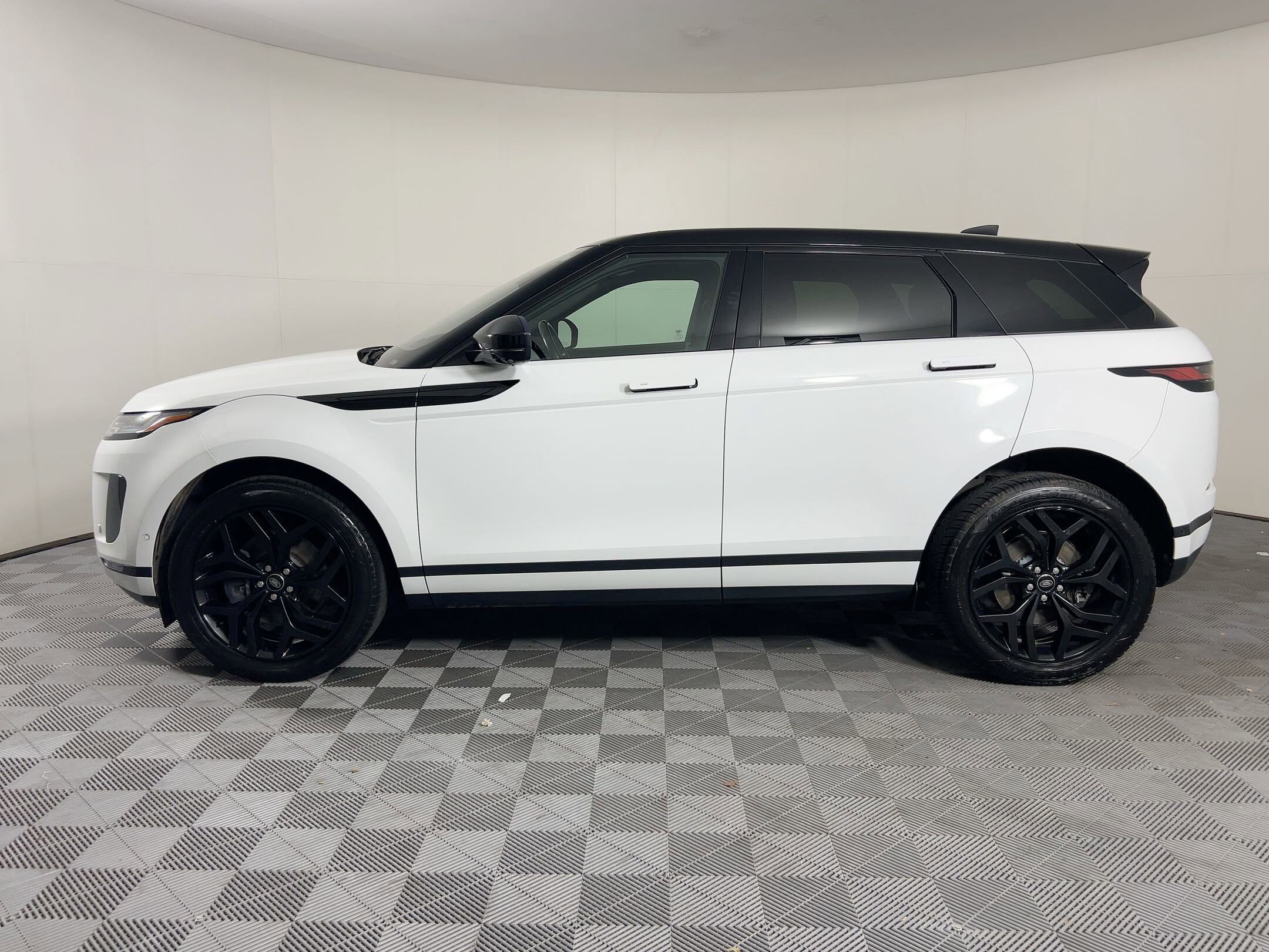 2021 Land Rover Range Rover Evoque SE photo 2