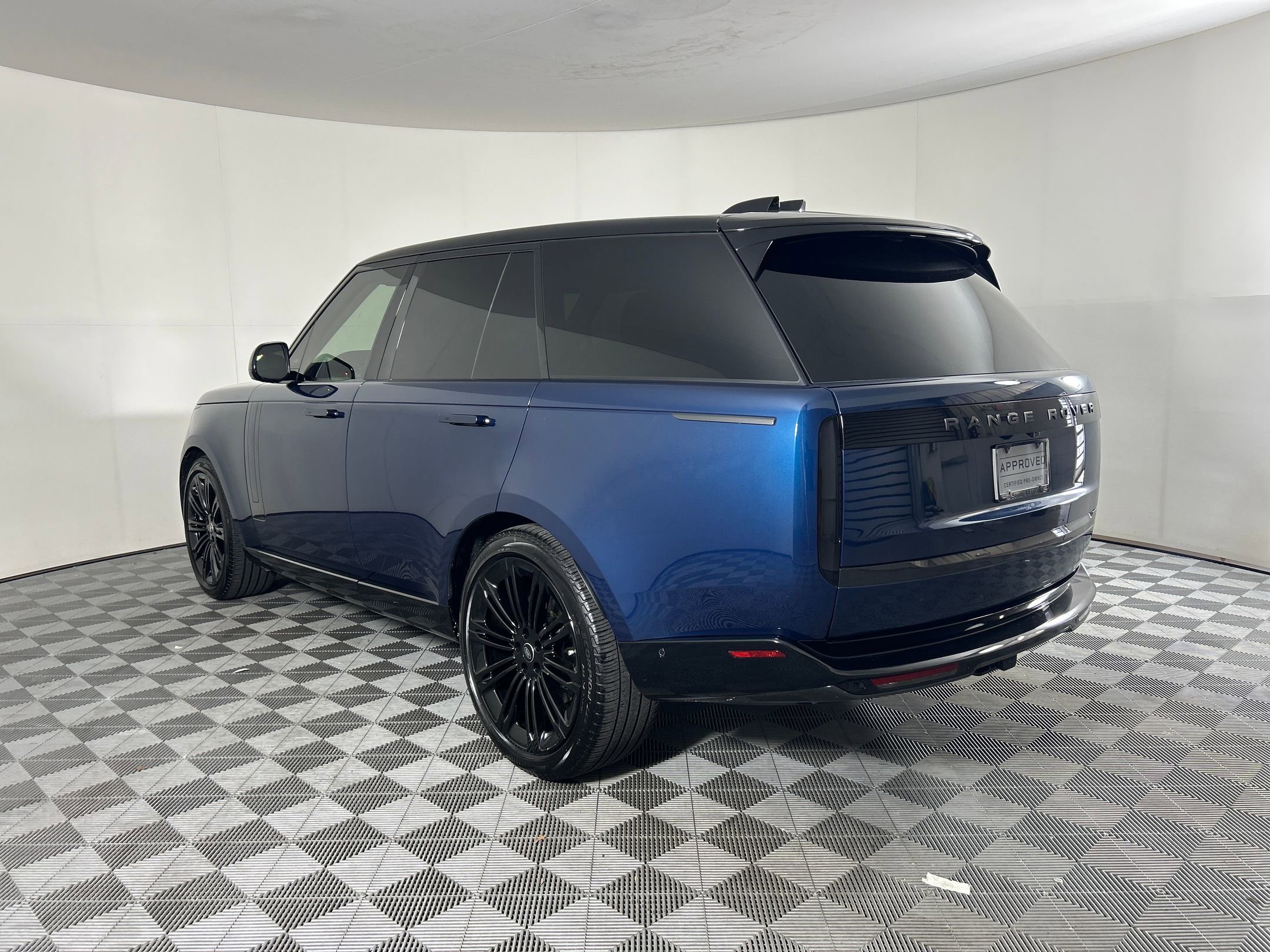 2024 Land Rover Range Rover SE photo 3