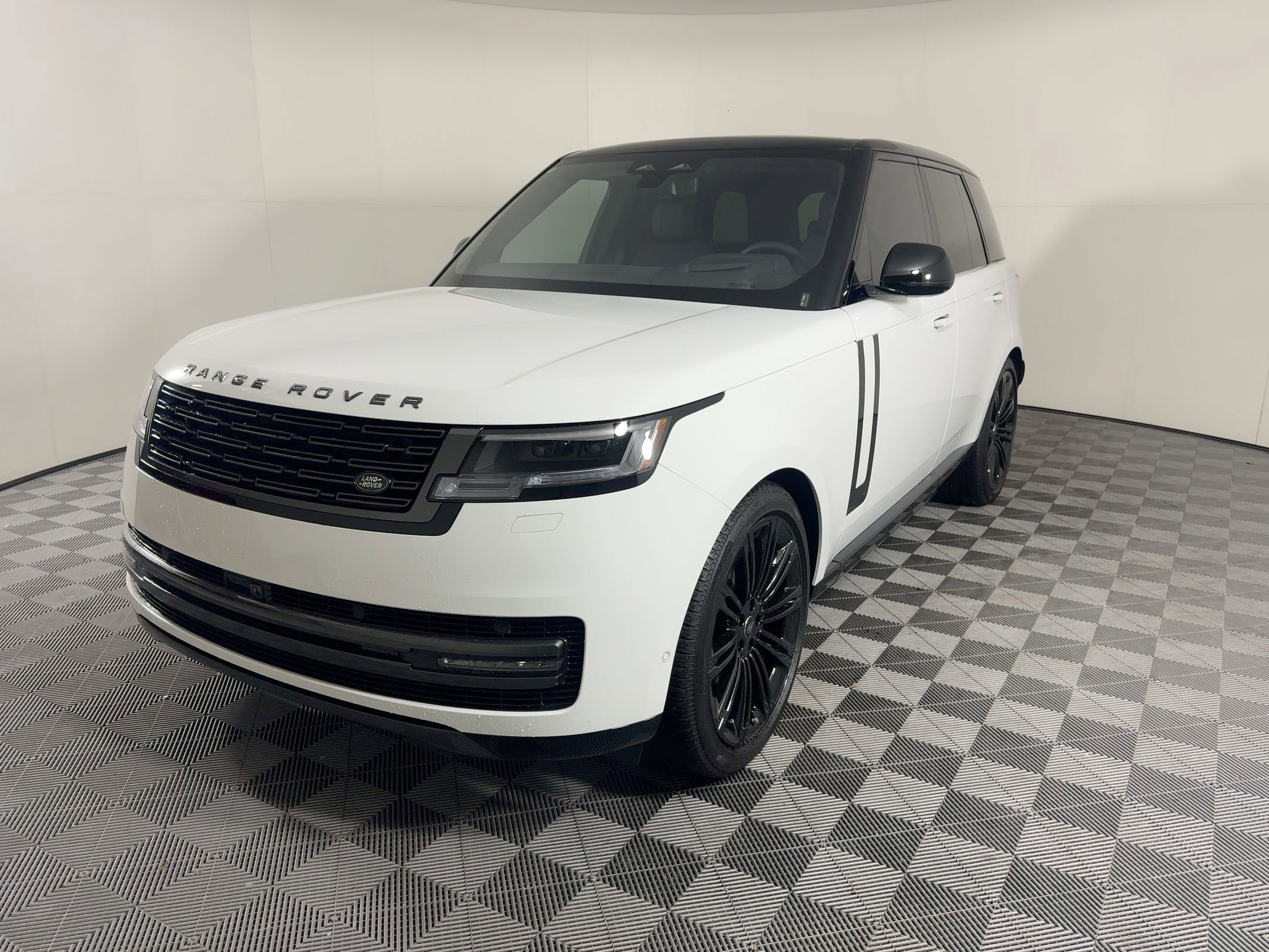 2025 Land Rover Range Rover SE's photo