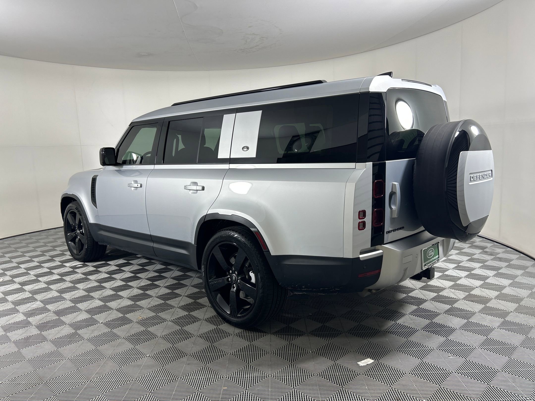 2024 Land Rover Defender S photo 2