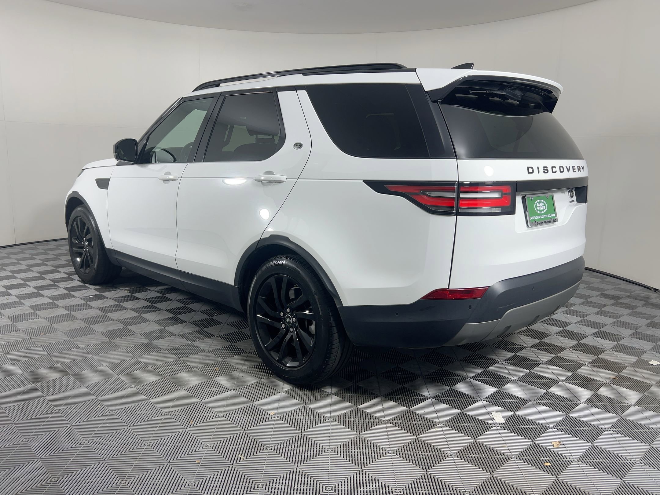 2018 Land Rover Discovery HSE photo 2