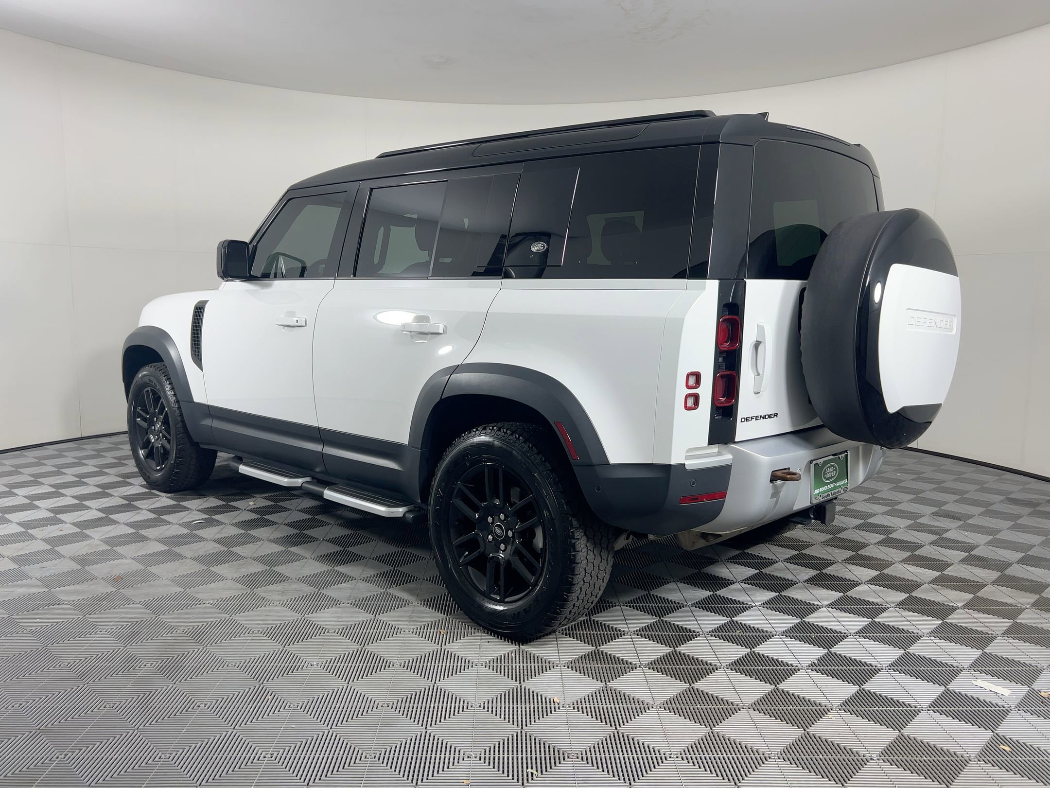 2023 Land Rover Defender S photo 3