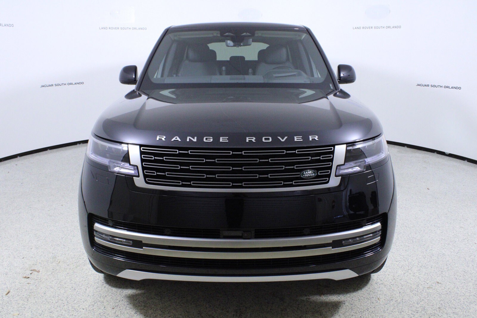 2025 Land Rover Range Rover SE photo 2
