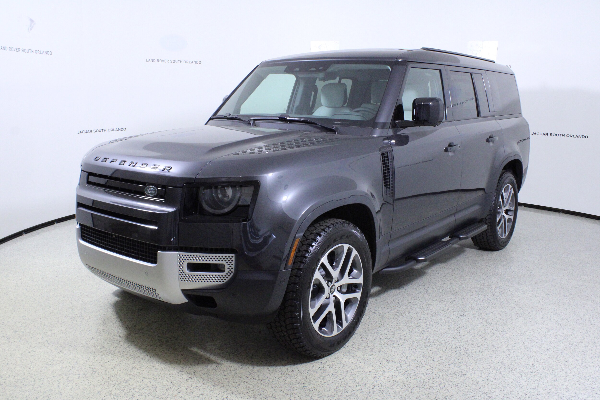 2025 Land Rover Defender 130 S photo 4